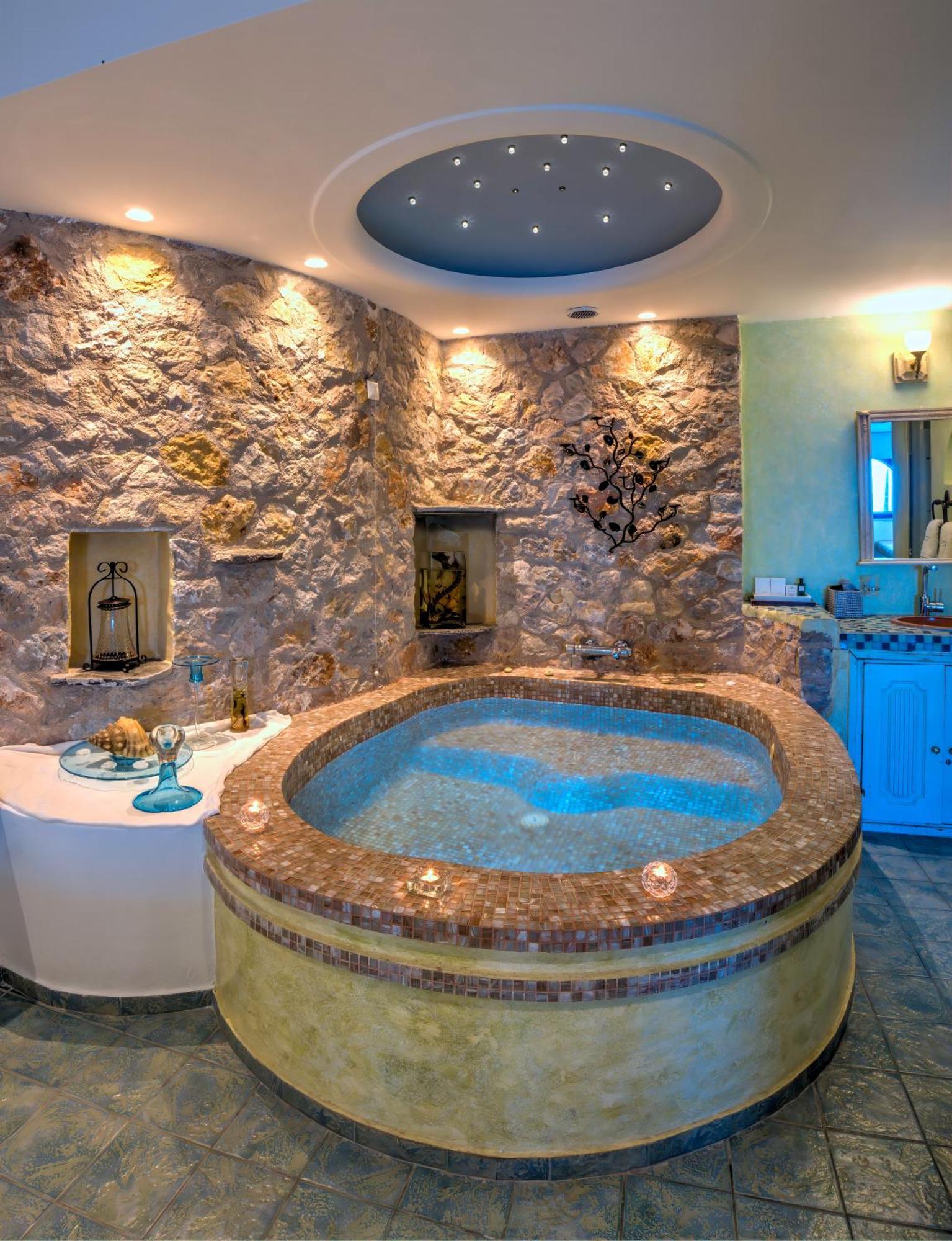 Honeymoon Suite Spa Bath Caldera View