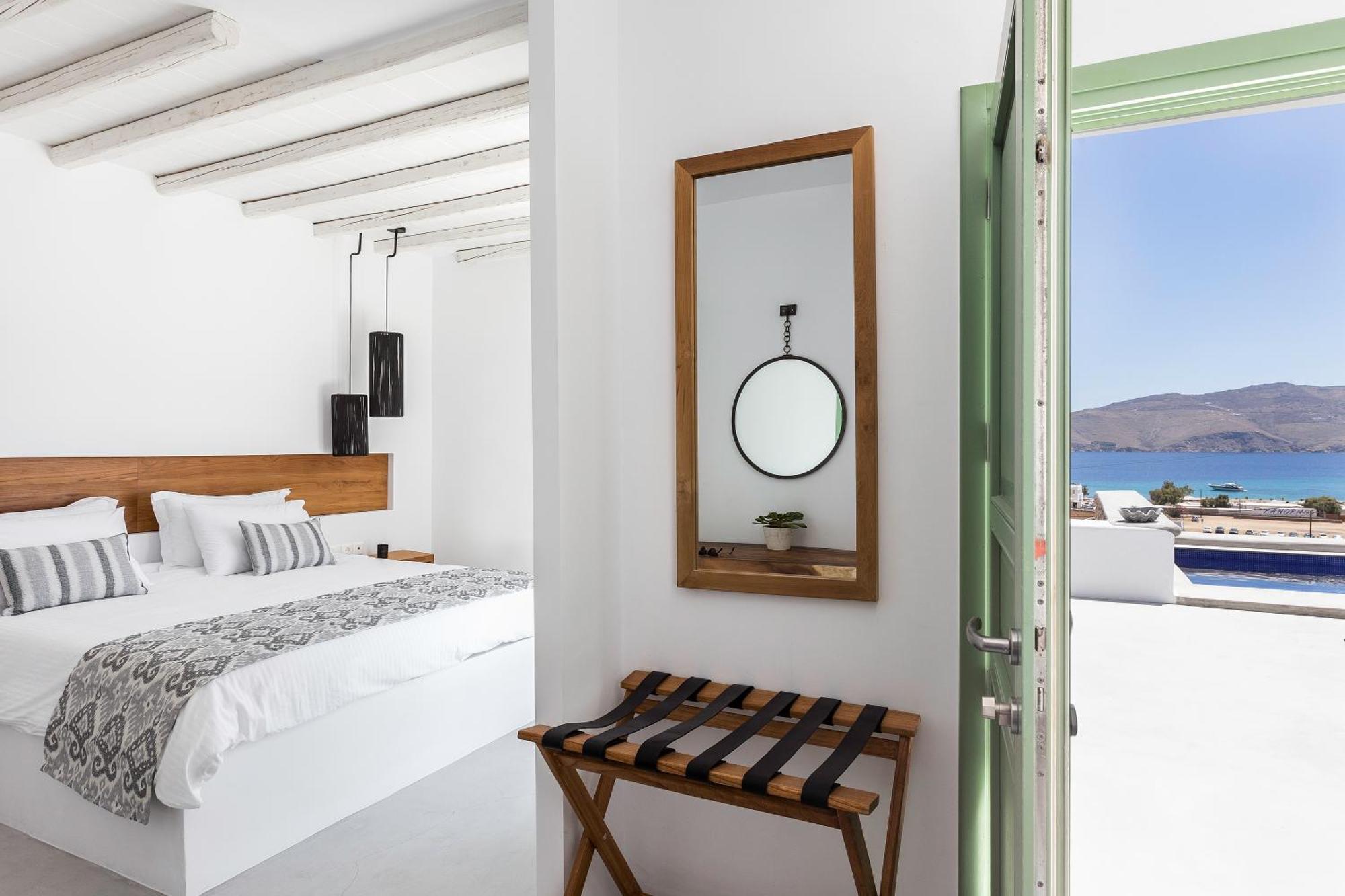 Suite with private pool and beach view