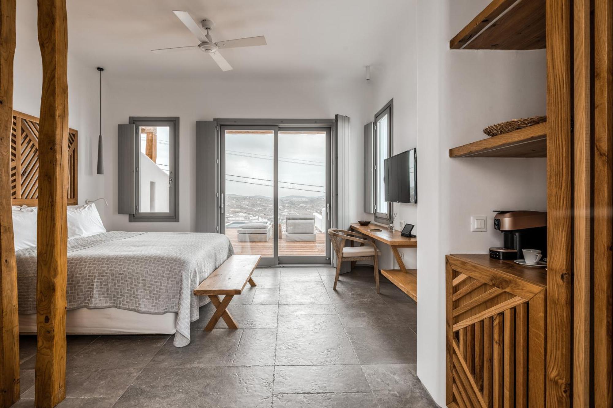 Deluxe Suite Private Jacuzzi & Sea View