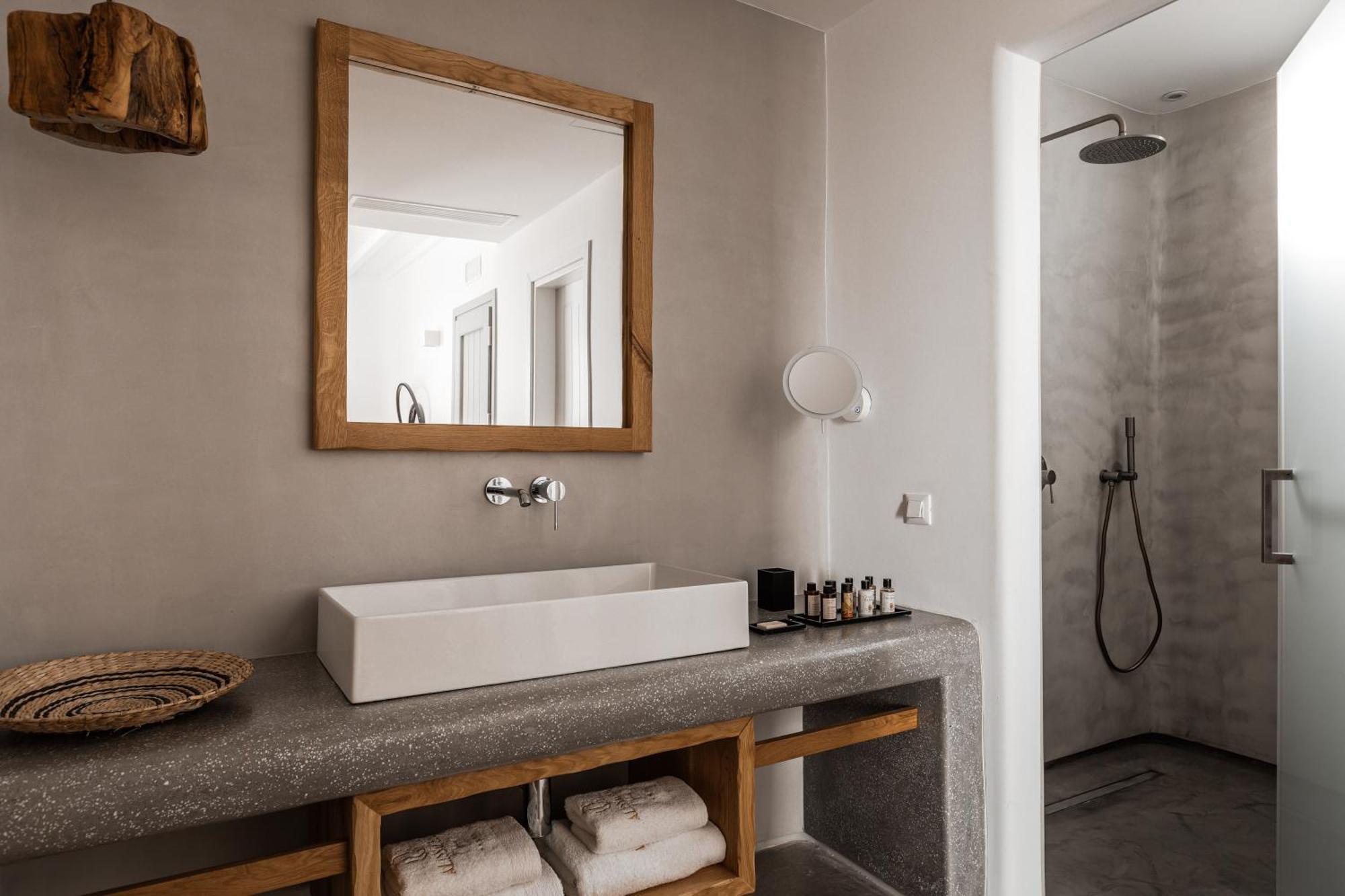 Deluxe Suite Private Jacuzzi & Sea View