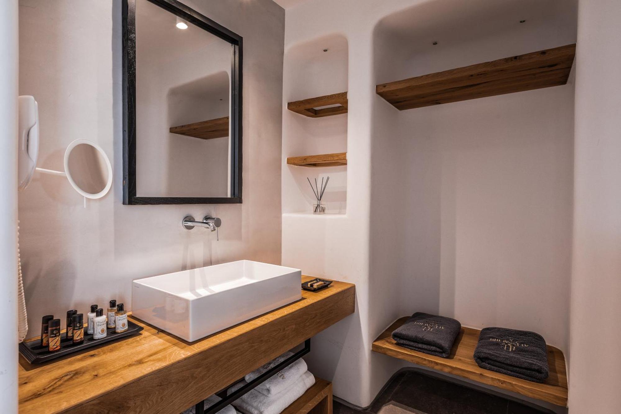 Deluxe Suite Private Jacuzzi & Sea View