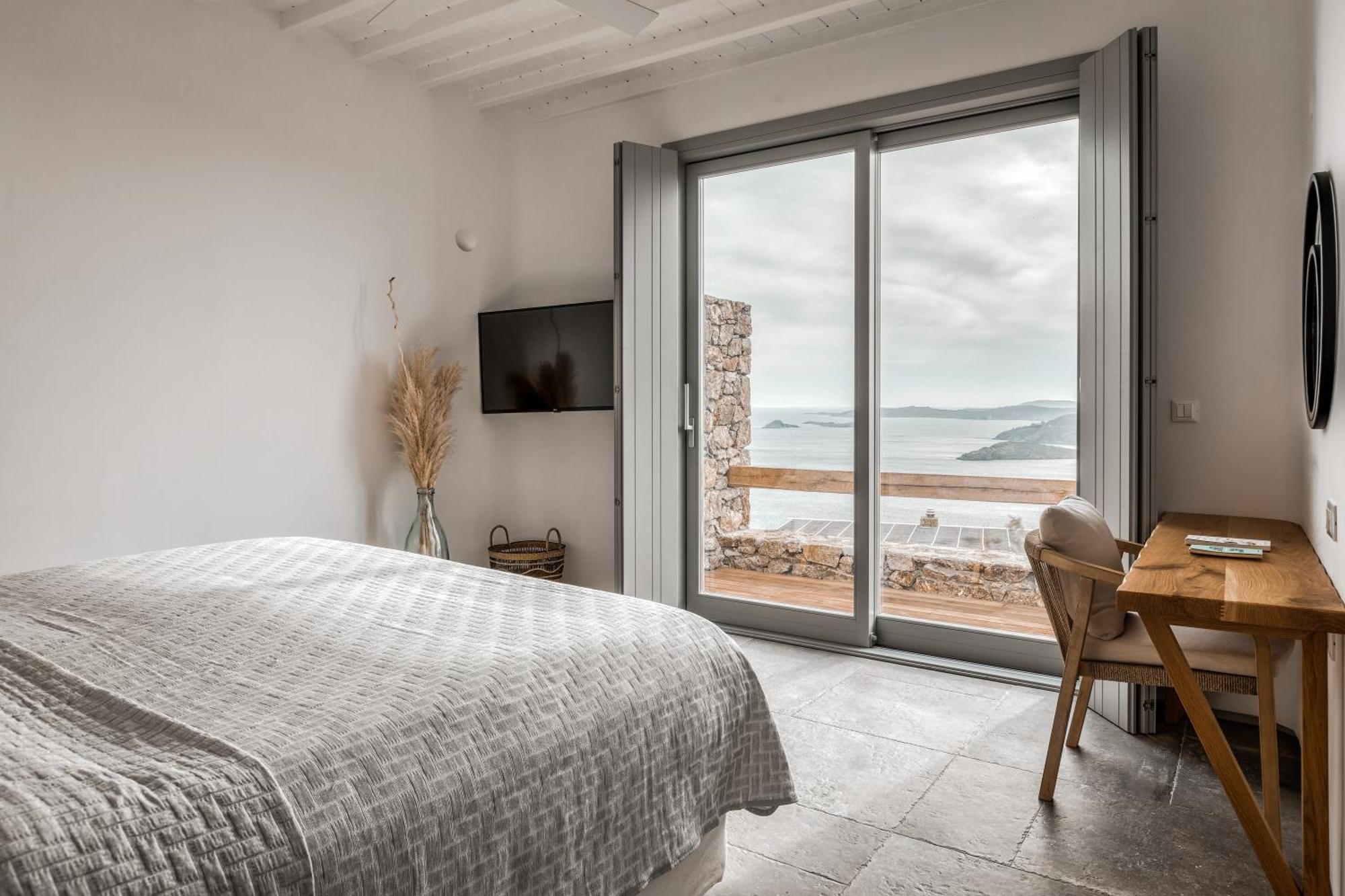 Executive Suite Private Jacuzzi & Sea View