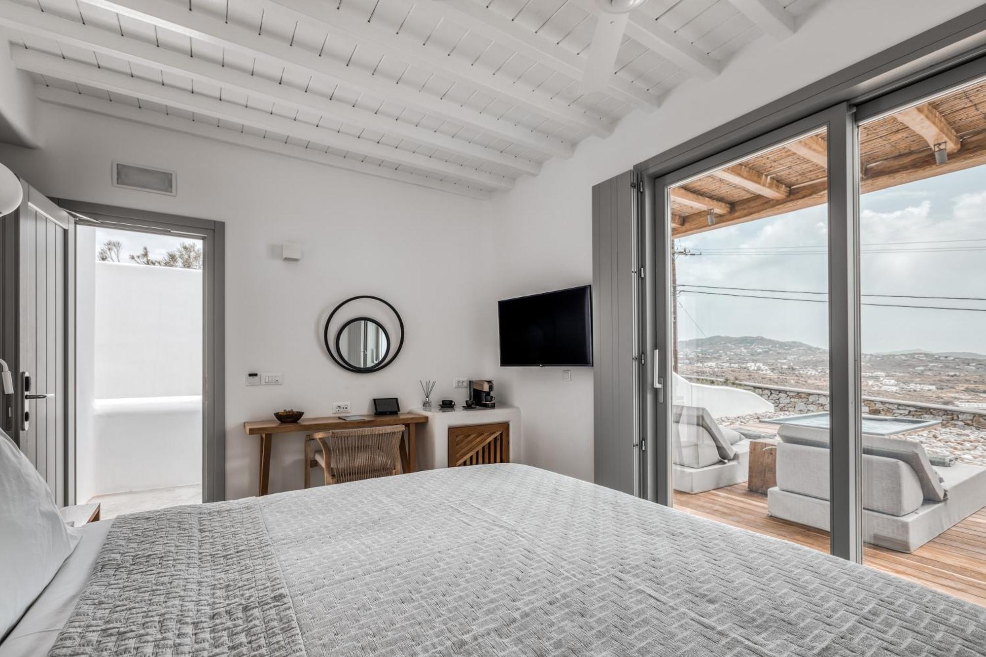 Deluxe Suite Private Jacuzzi & Sea View