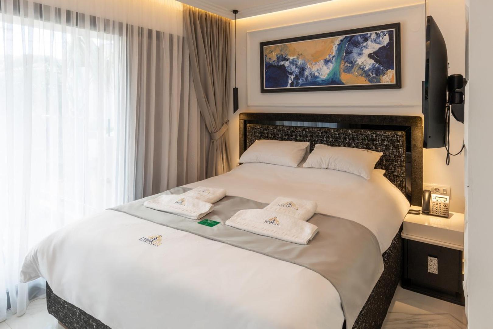 One-Bedroom Suite Mountain or Pool View