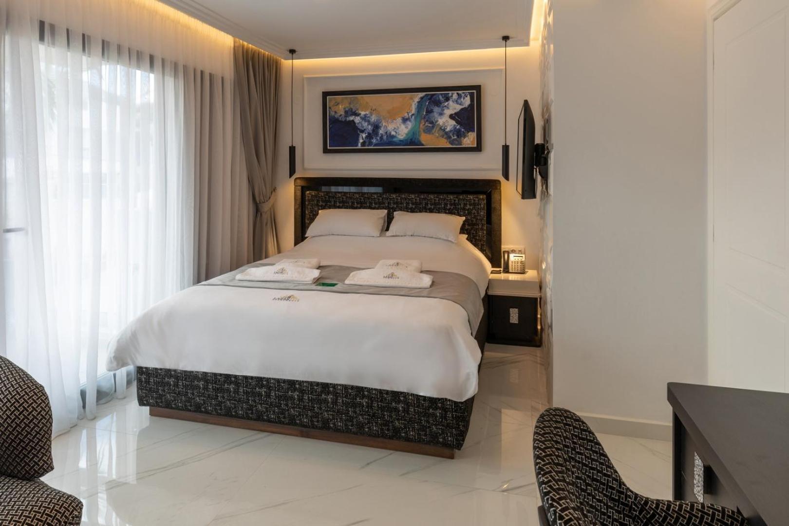 One-Bedroom Suite Mountain or Pool View
