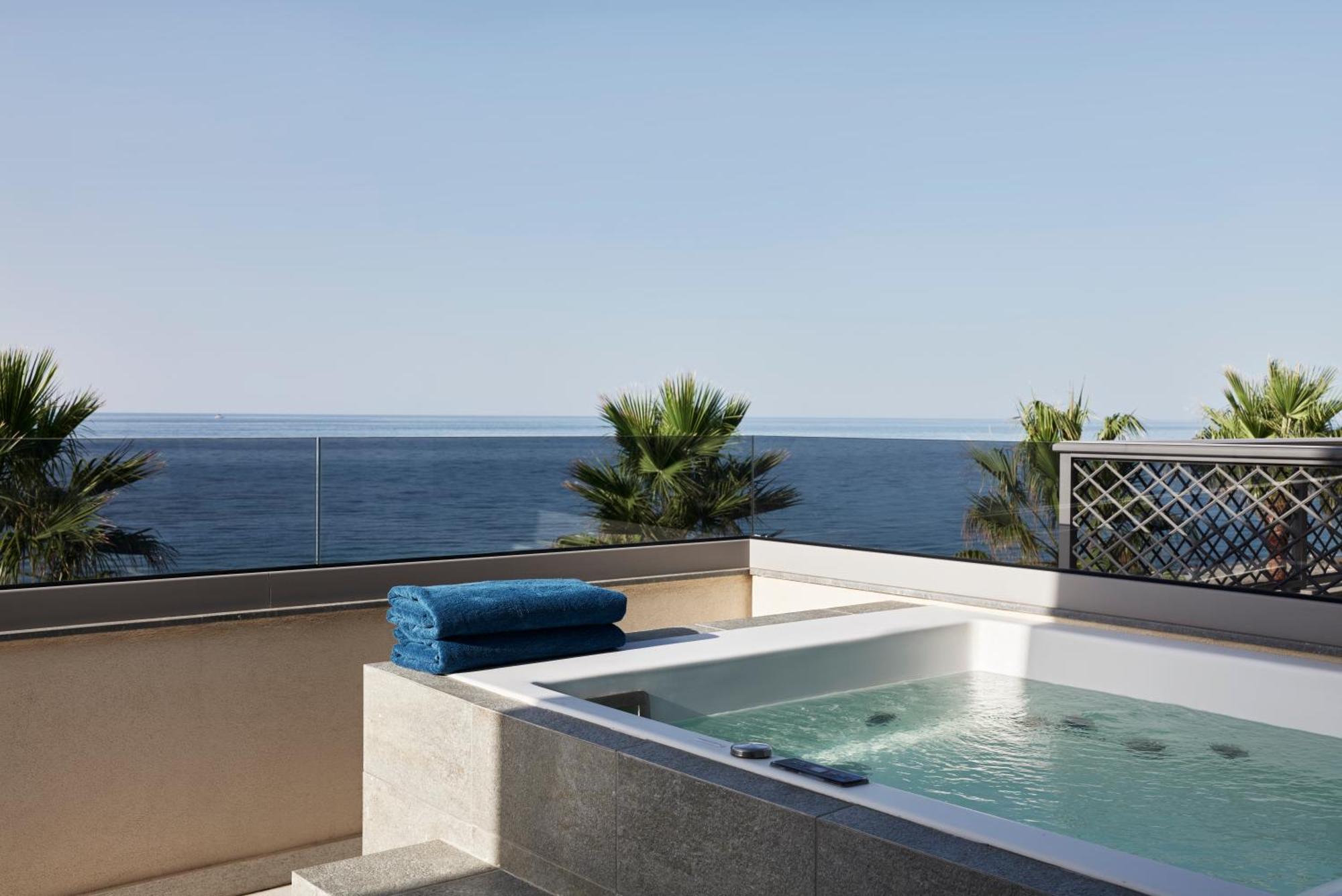 Executive Suite Sea Front Outdoor Jacuzzi