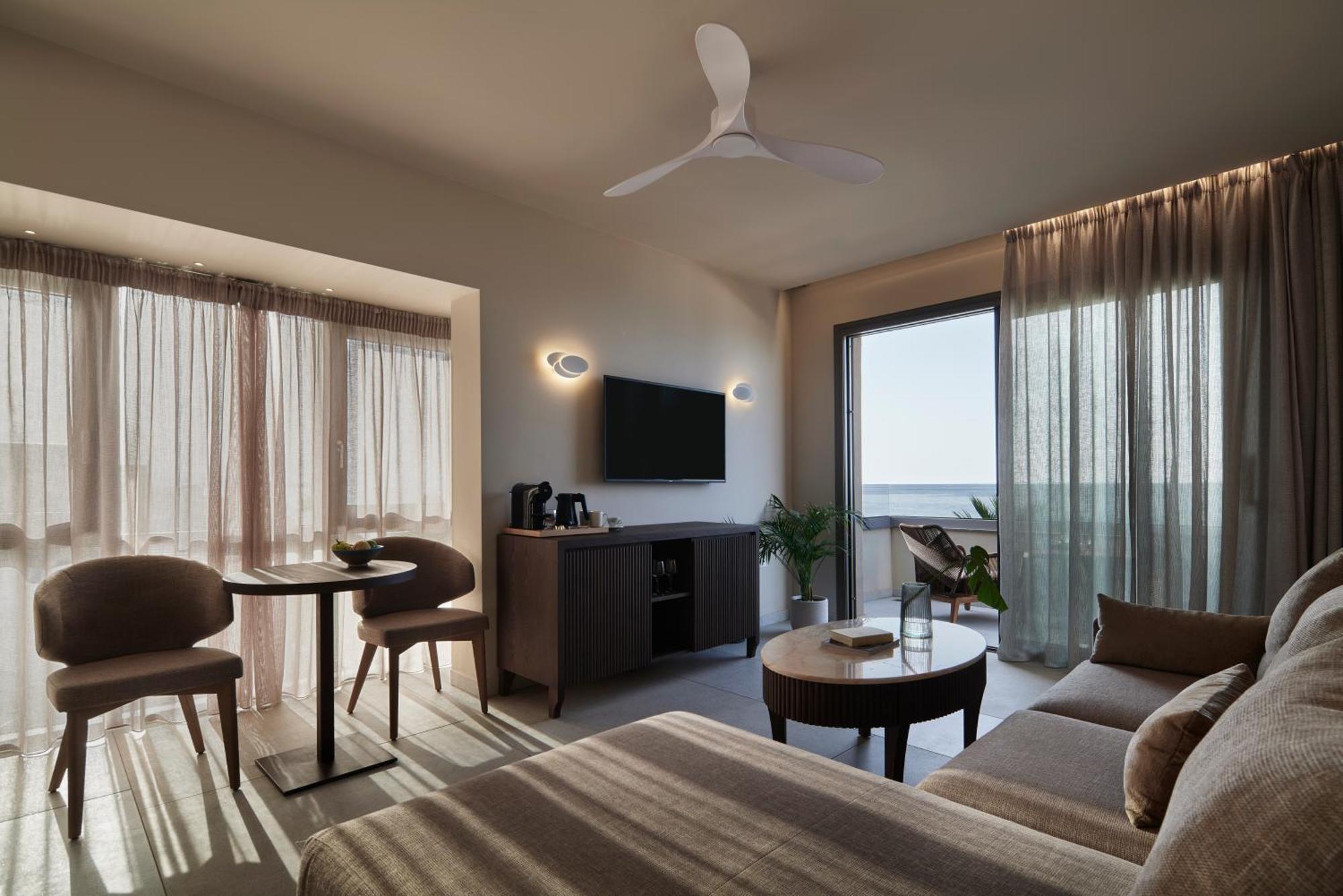 Executive Suite Sea Front Outdoor Jacuzzi