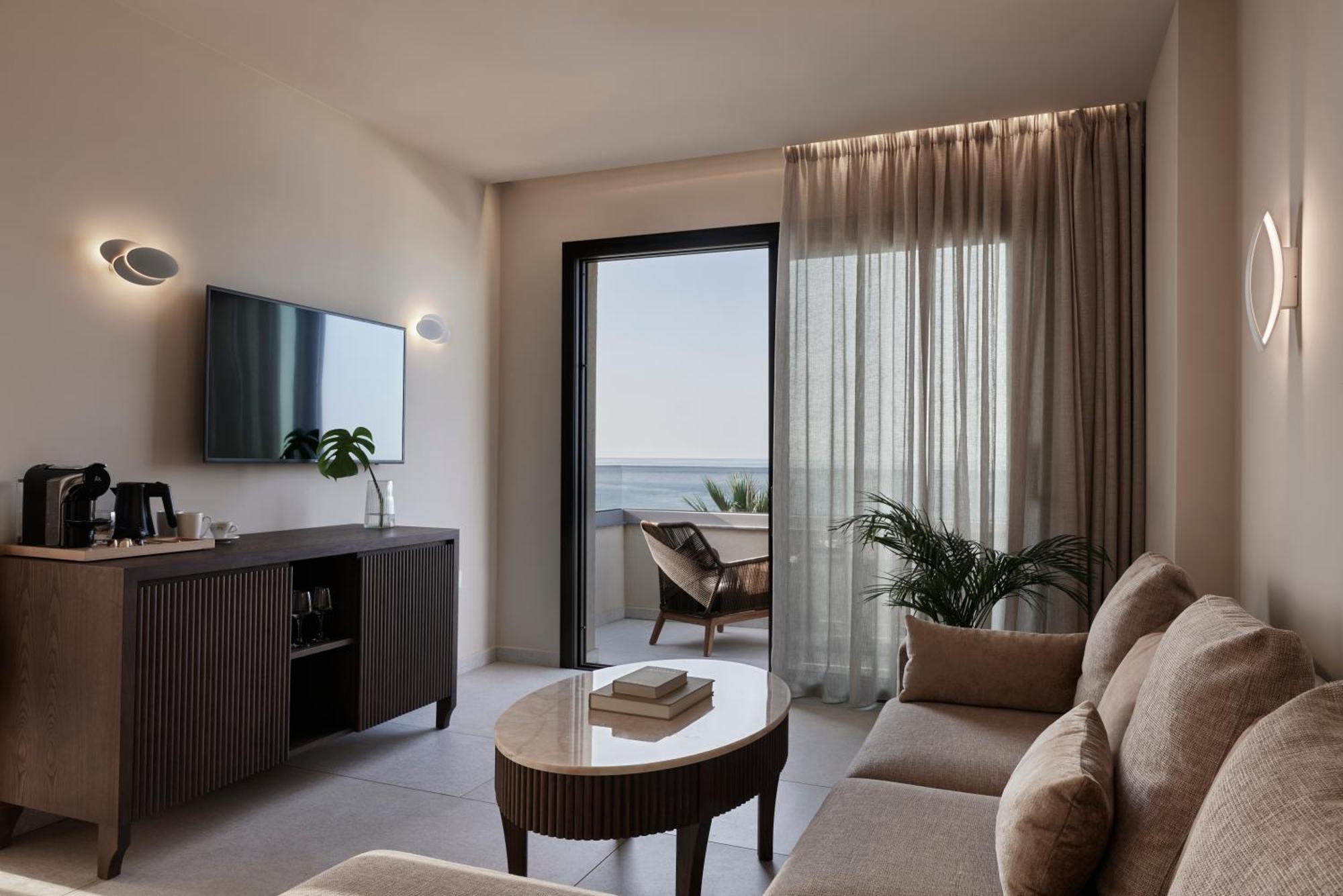 Executive Suite Sea Front Outdoor Jacuzzi