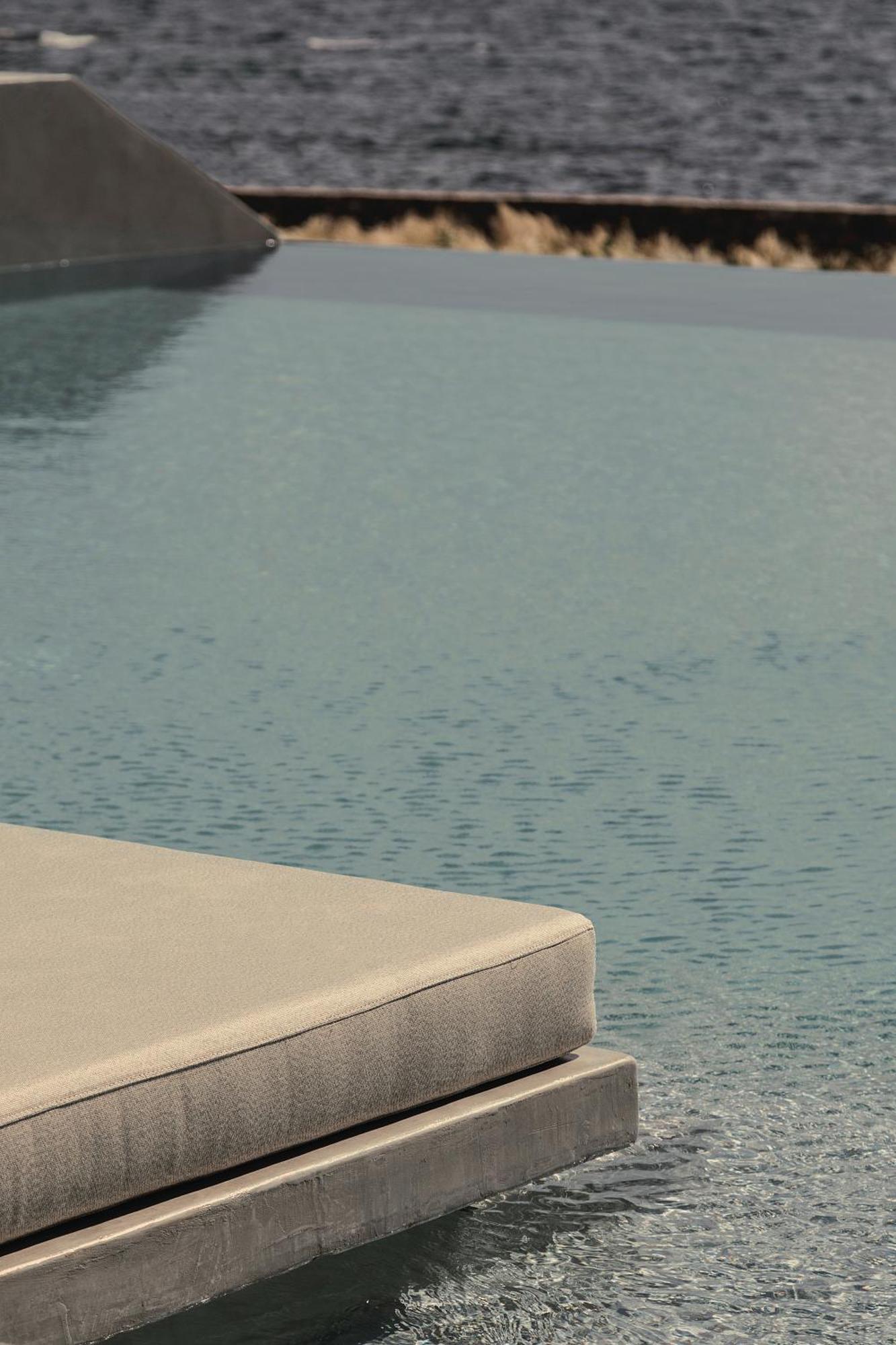 Grande Pool Suite Seafront