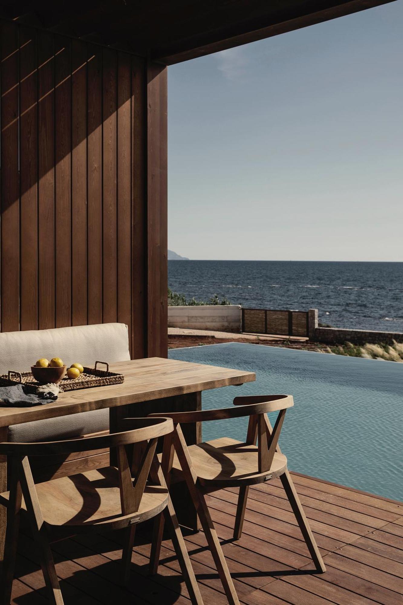 Grande Pool Suite Seafront