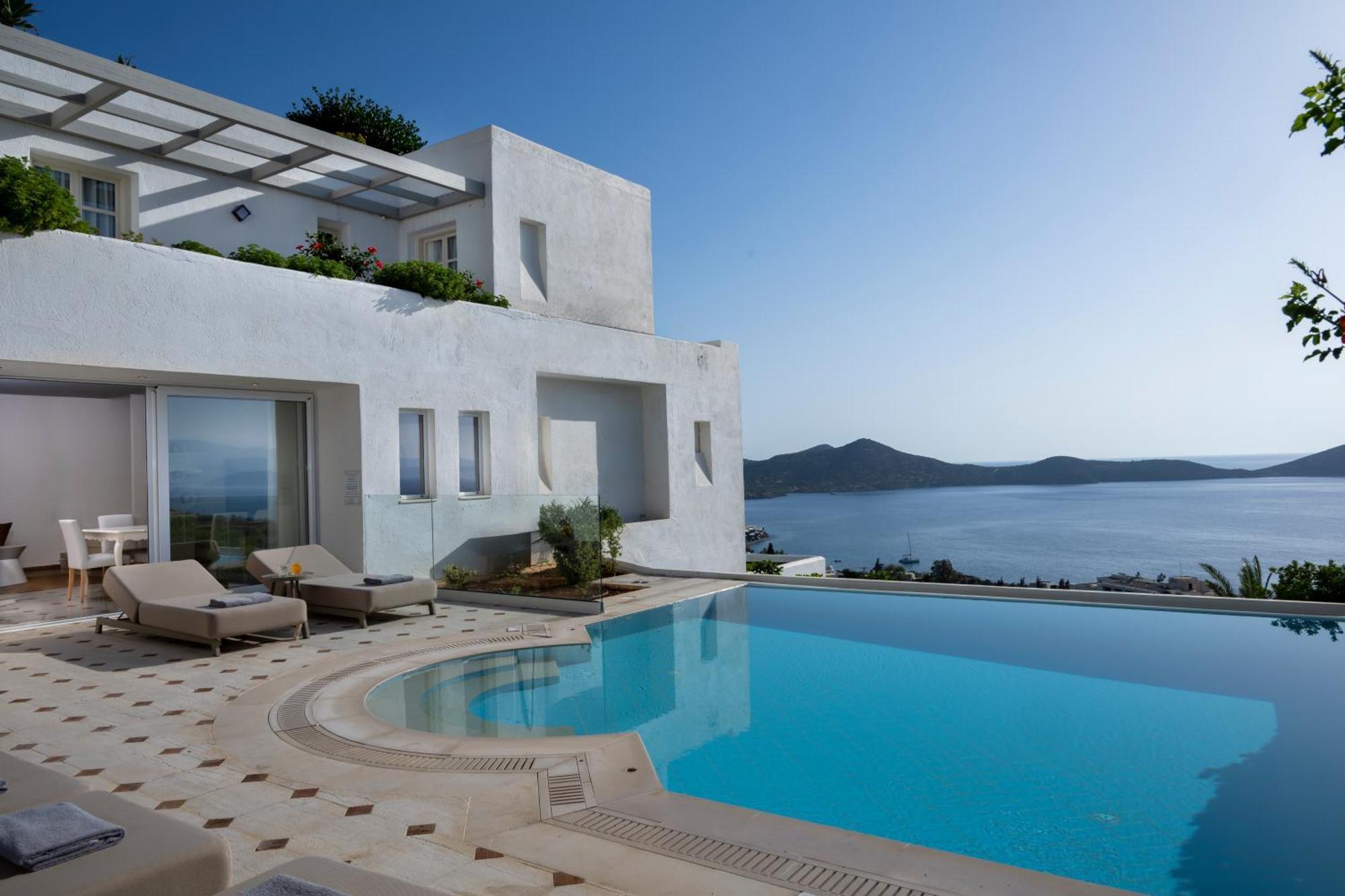 Three Bedroom Prestige Villa Private pool Sea view
