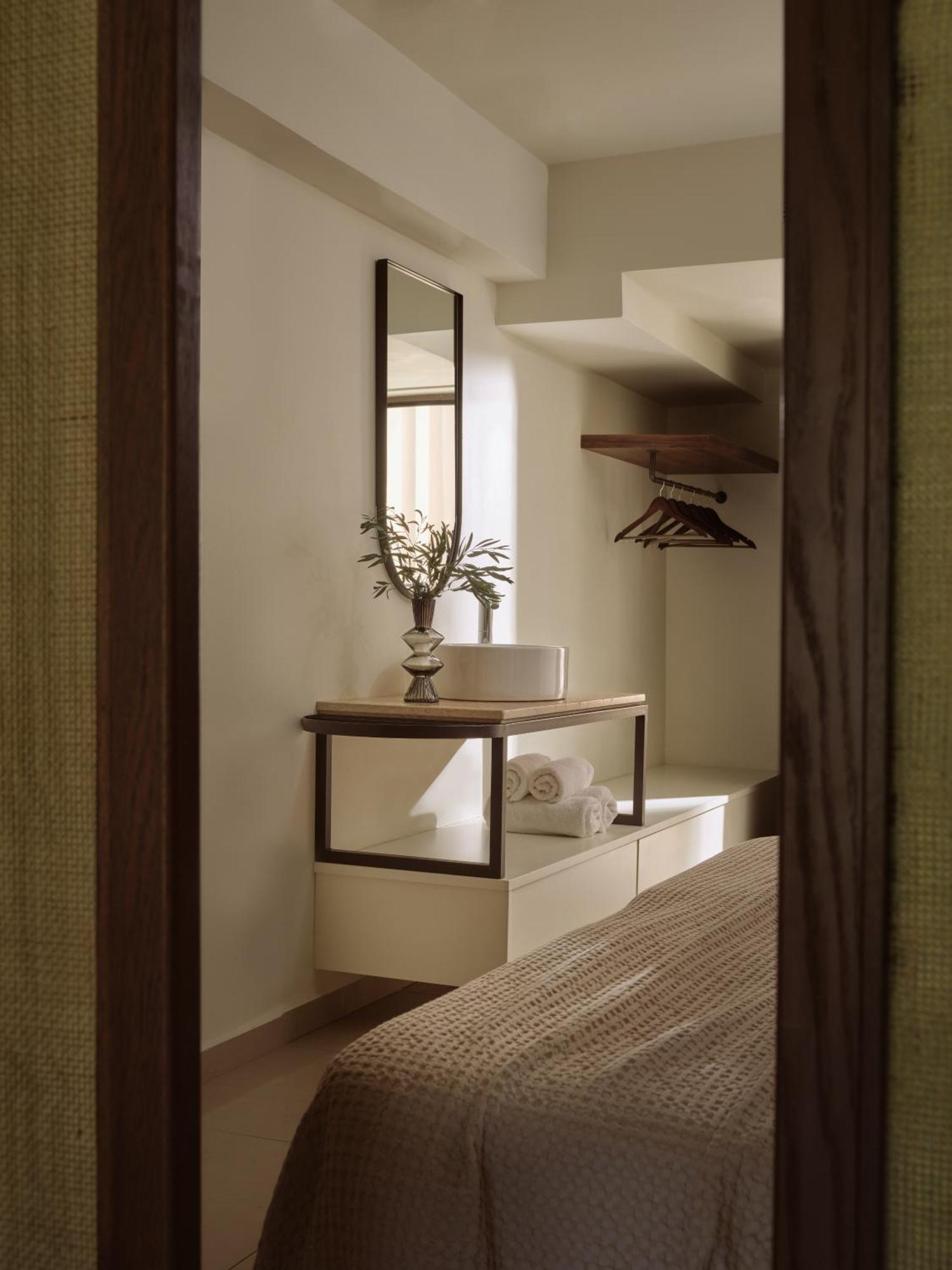 Deluxe One Bedroom Suite Sharing Pool