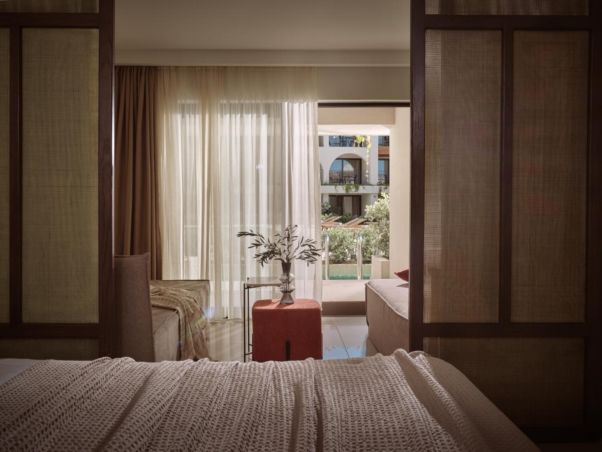 Deluxe One Bedroom Suite Sharing Pool