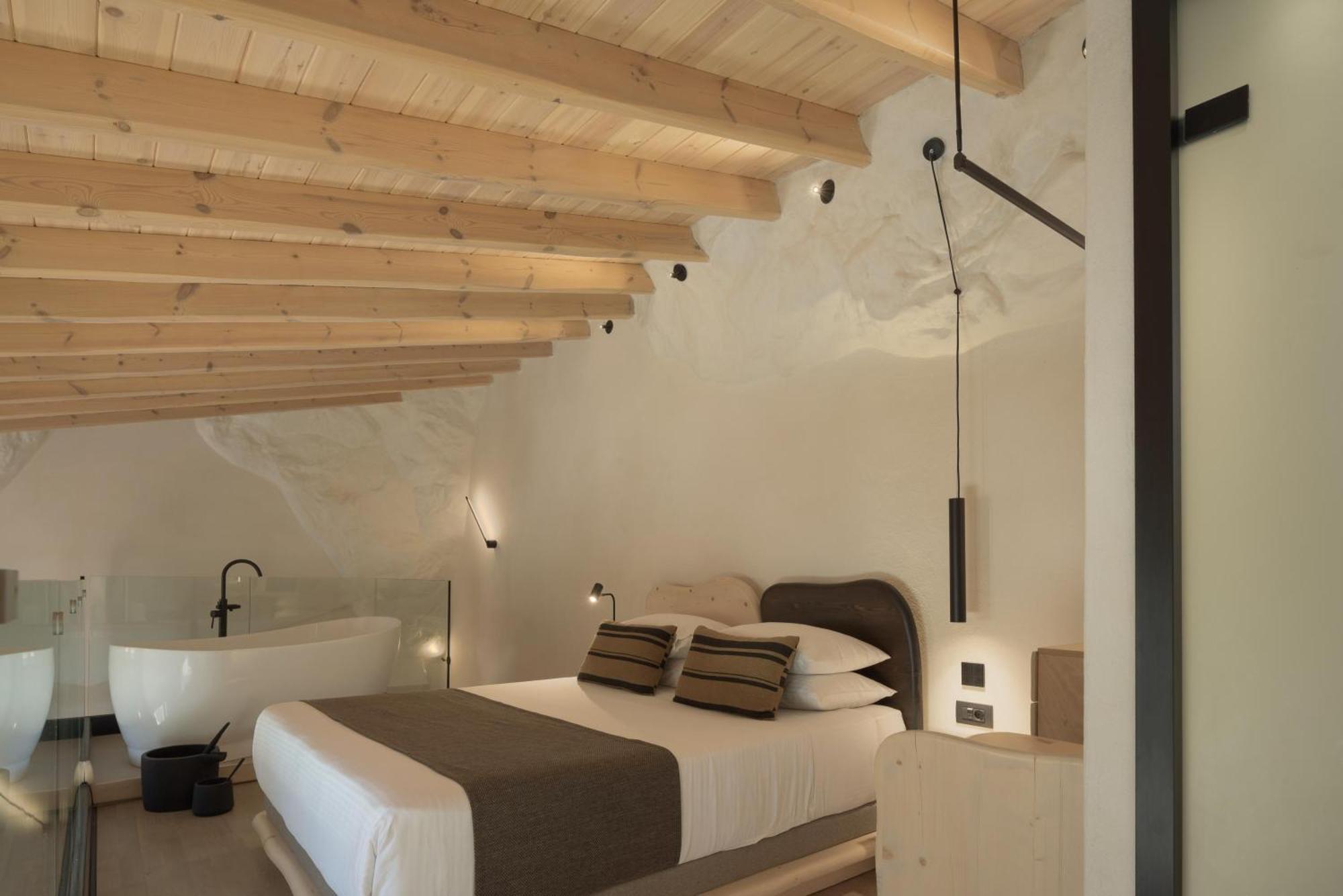 Split-Level Suite with Hot-Tub