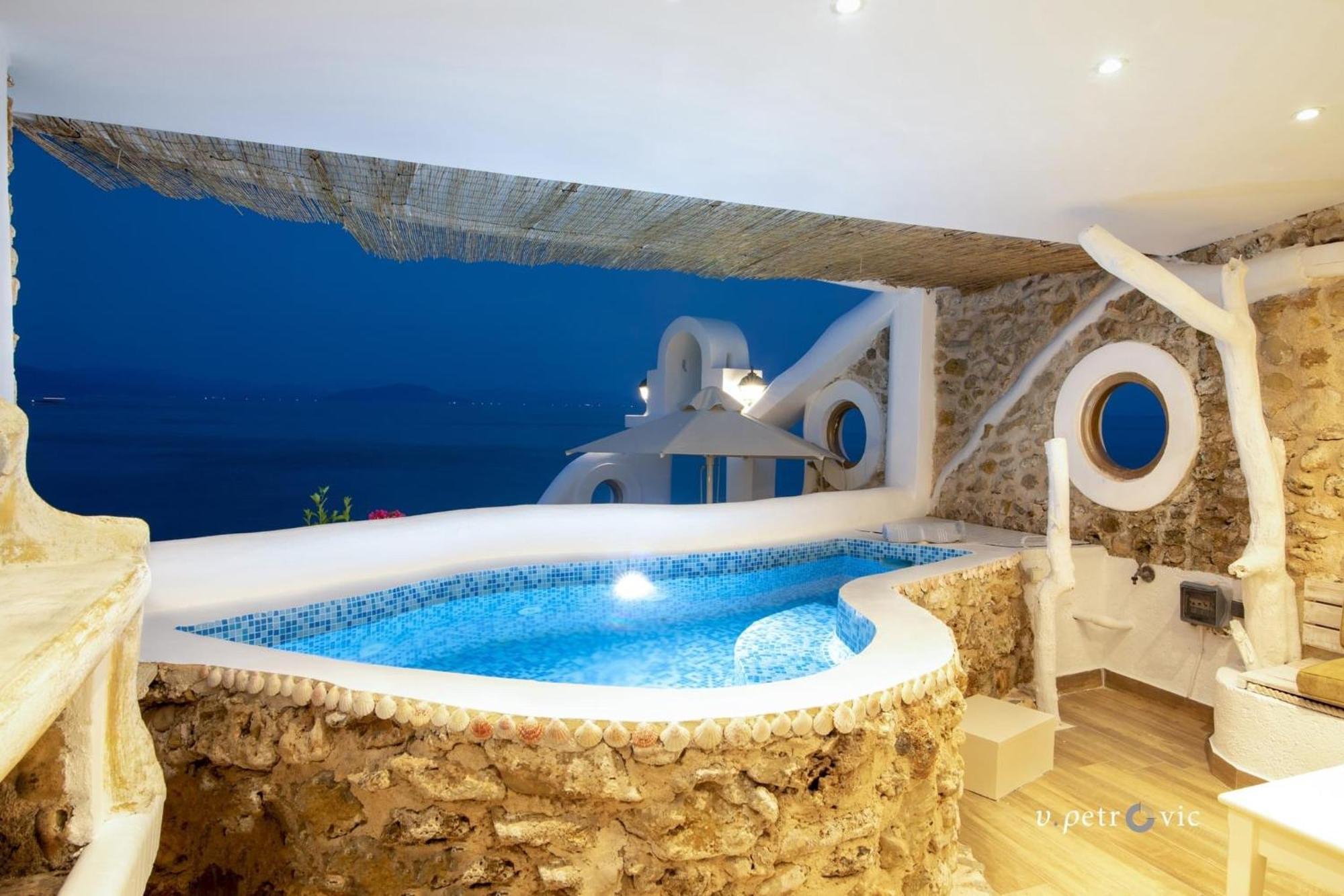 Bungalow water front mini pool
