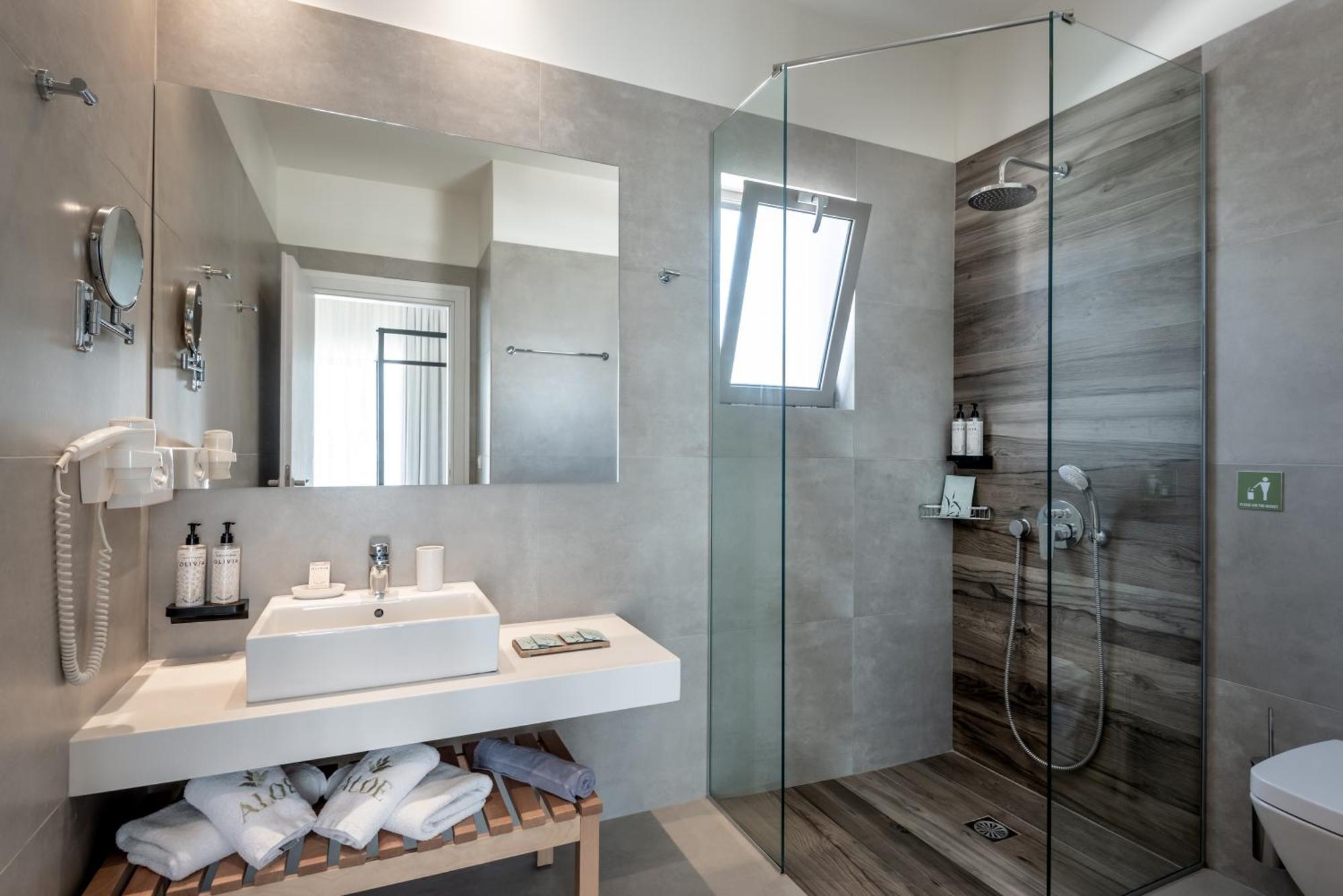Executive Loft Suite Pool View or Sea View