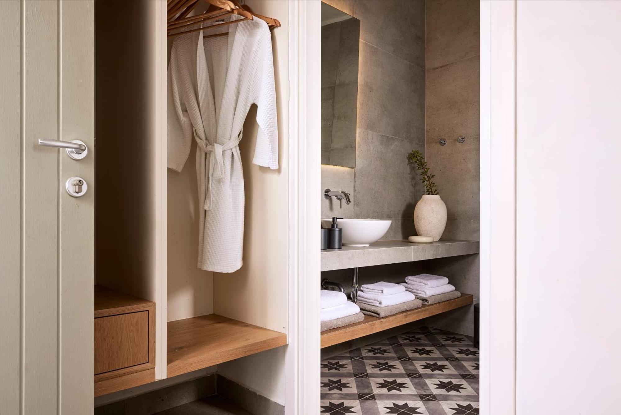 Deluxe Triple Suite Private Pool & Sea View