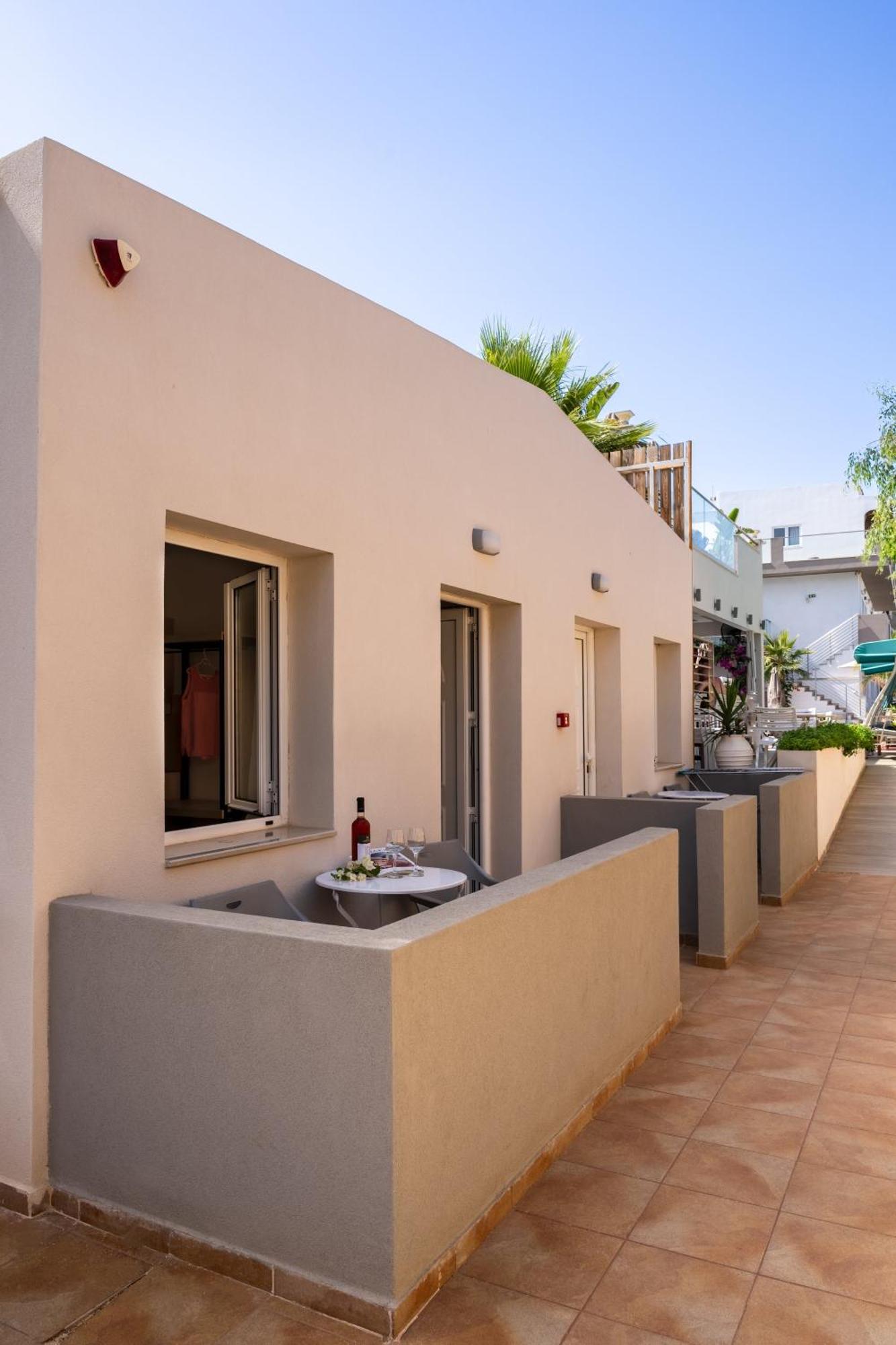 Superior One-Bedroom Apartment Garden View