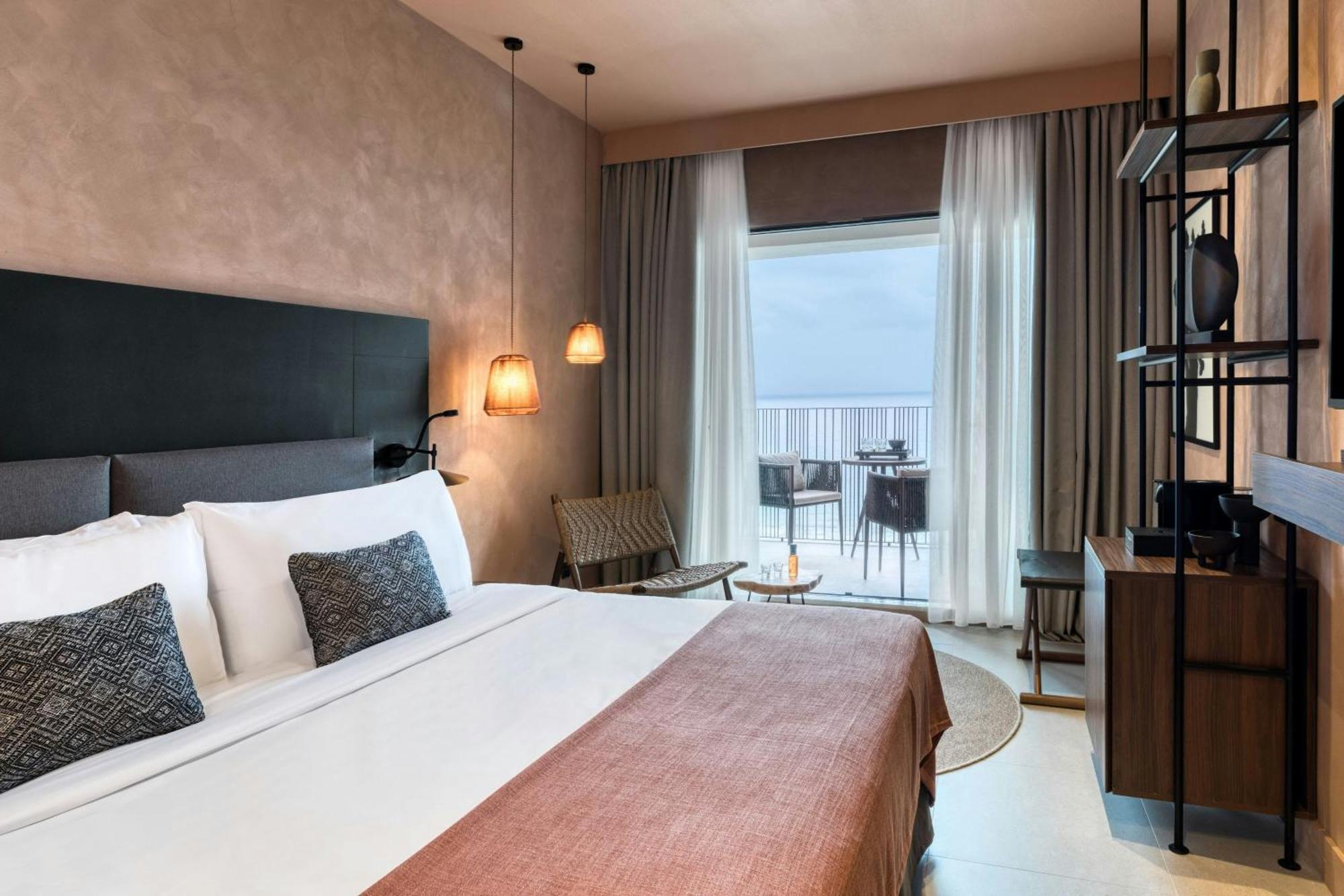 Sapphire Retreat Guest room 1 King Sea view Balcony