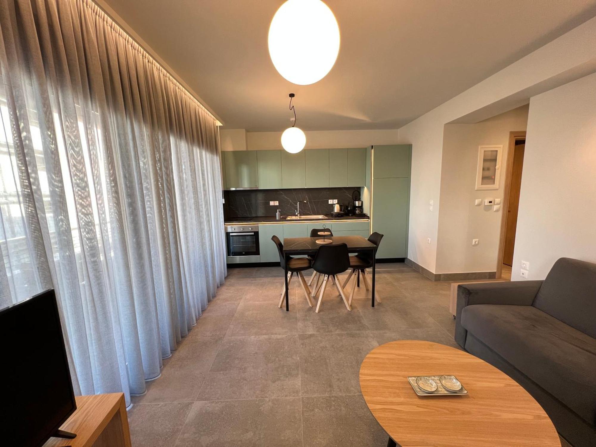 Deluxe Queen Suite