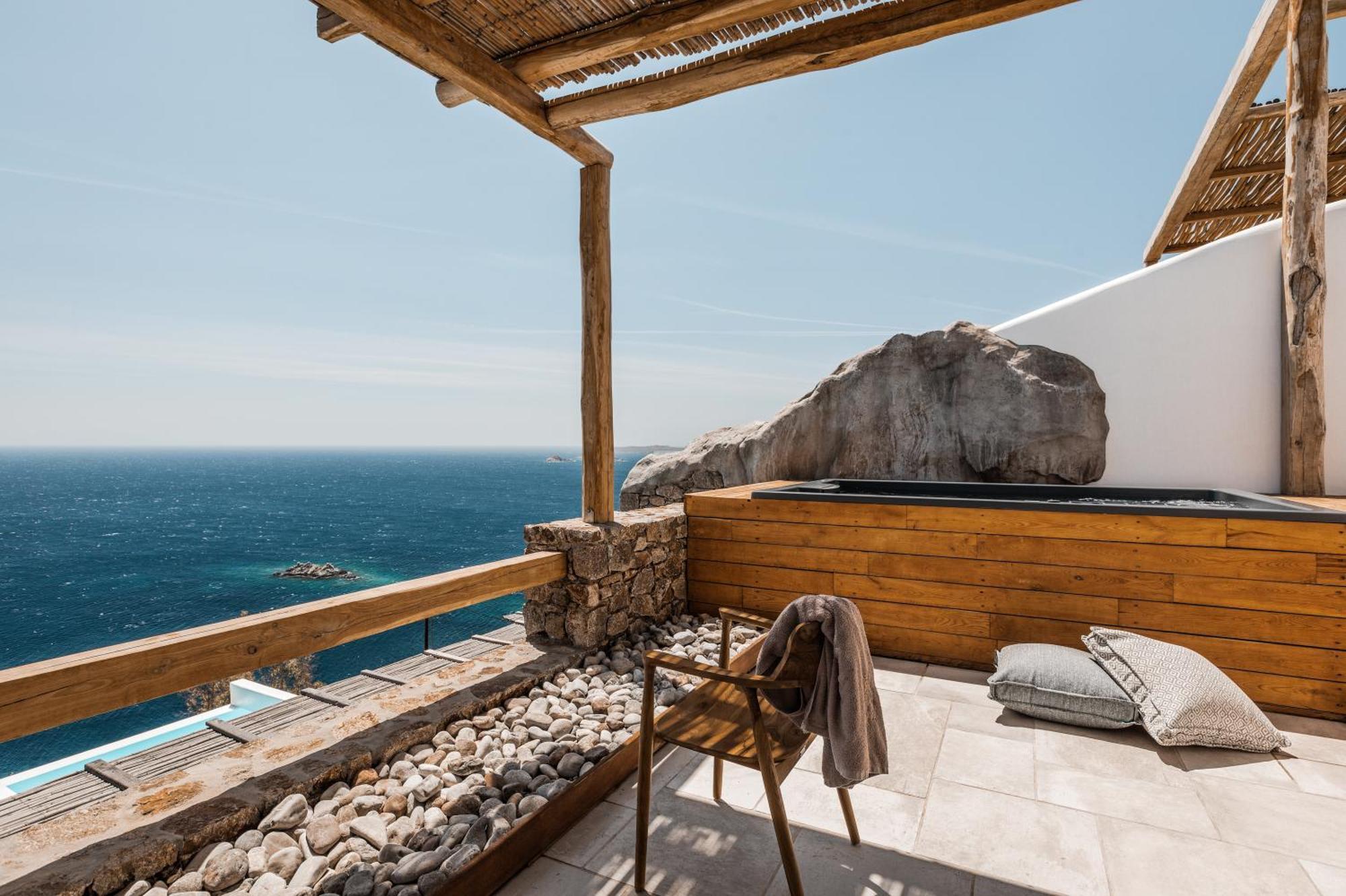 Superior Suite Private Jacuzzi & Sea View