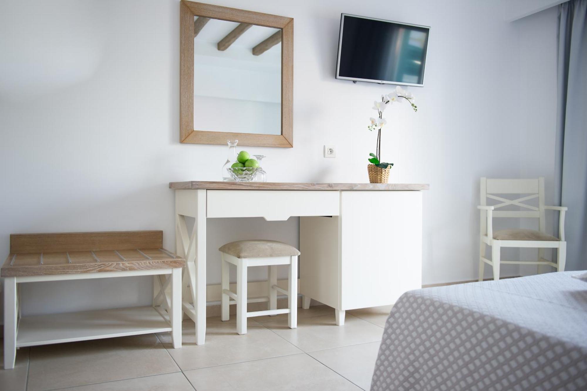 Deluxe Double or Twin Room with Pool Access