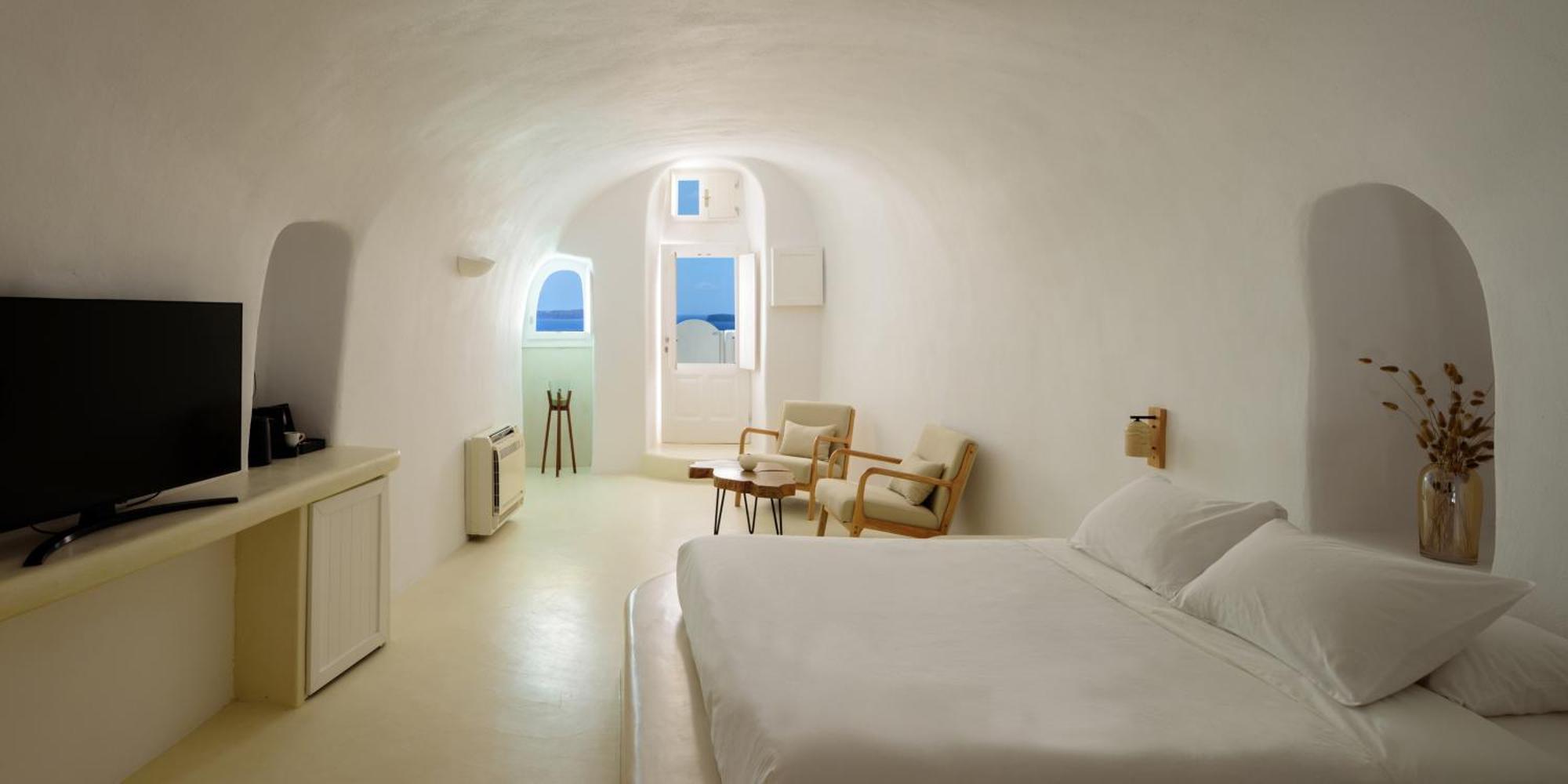 Aphrodite Suite with Outdoor Heated Jacuzzi and Caldera View