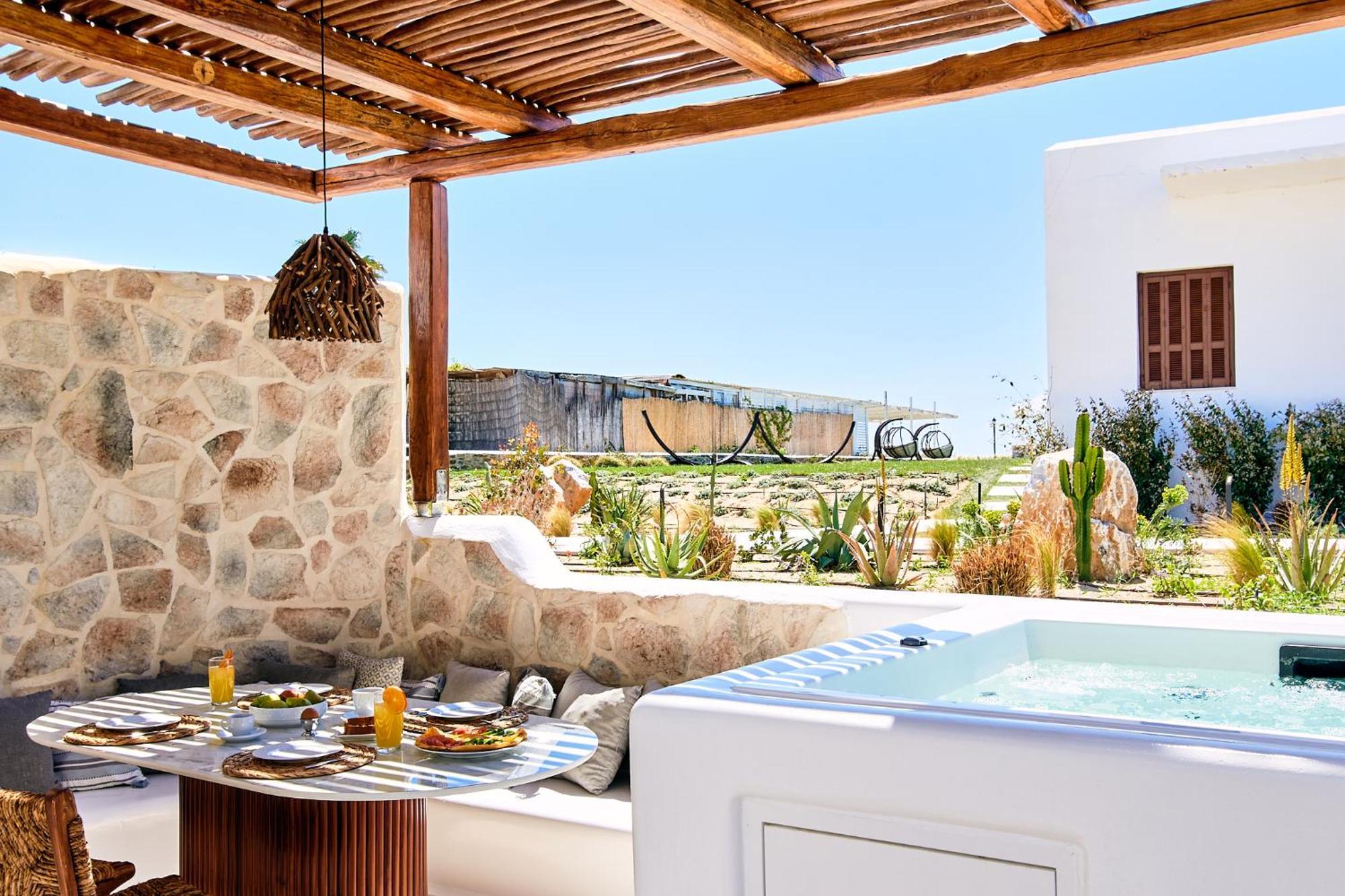 Superior family room jacuzzi on the balcony garden view