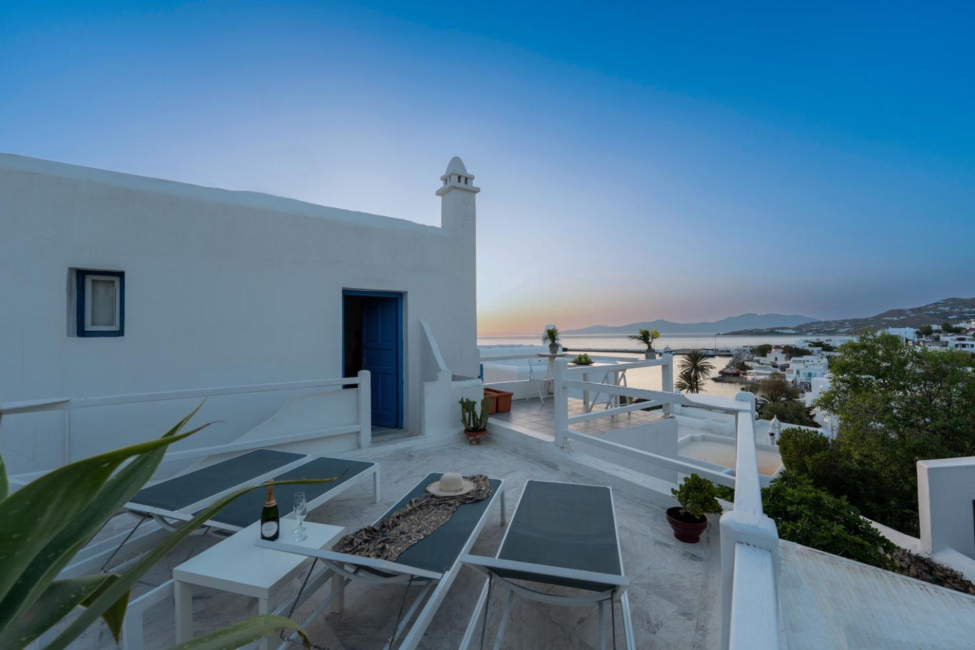 Apartment with private balcony and sunset view
