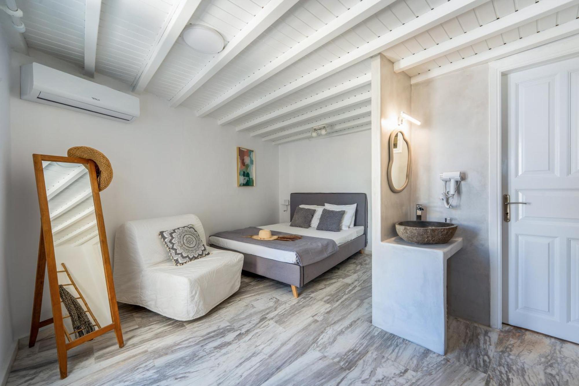 Mykonos Town Suite with Hot Tub