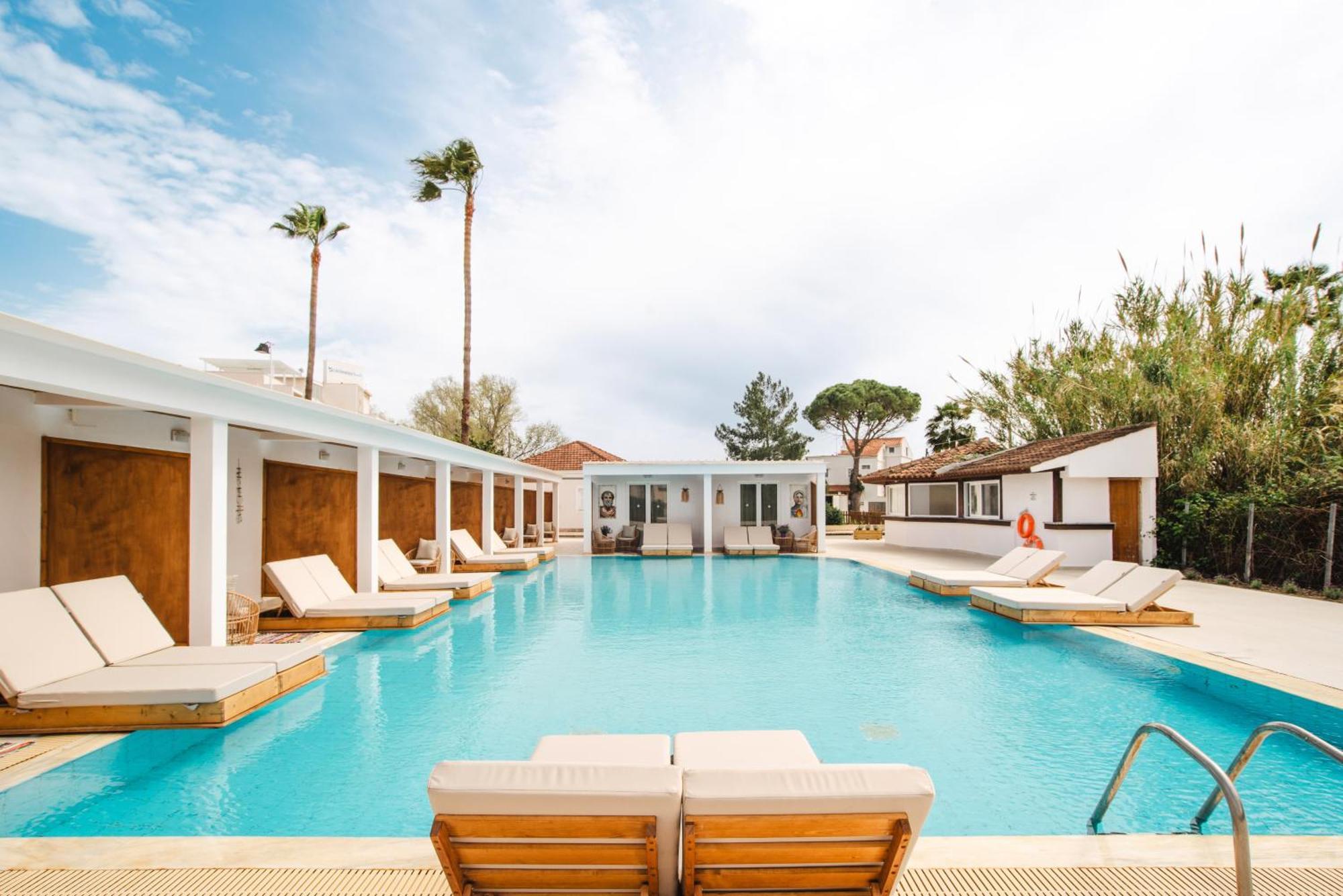 Annex Standard Swim Up Room