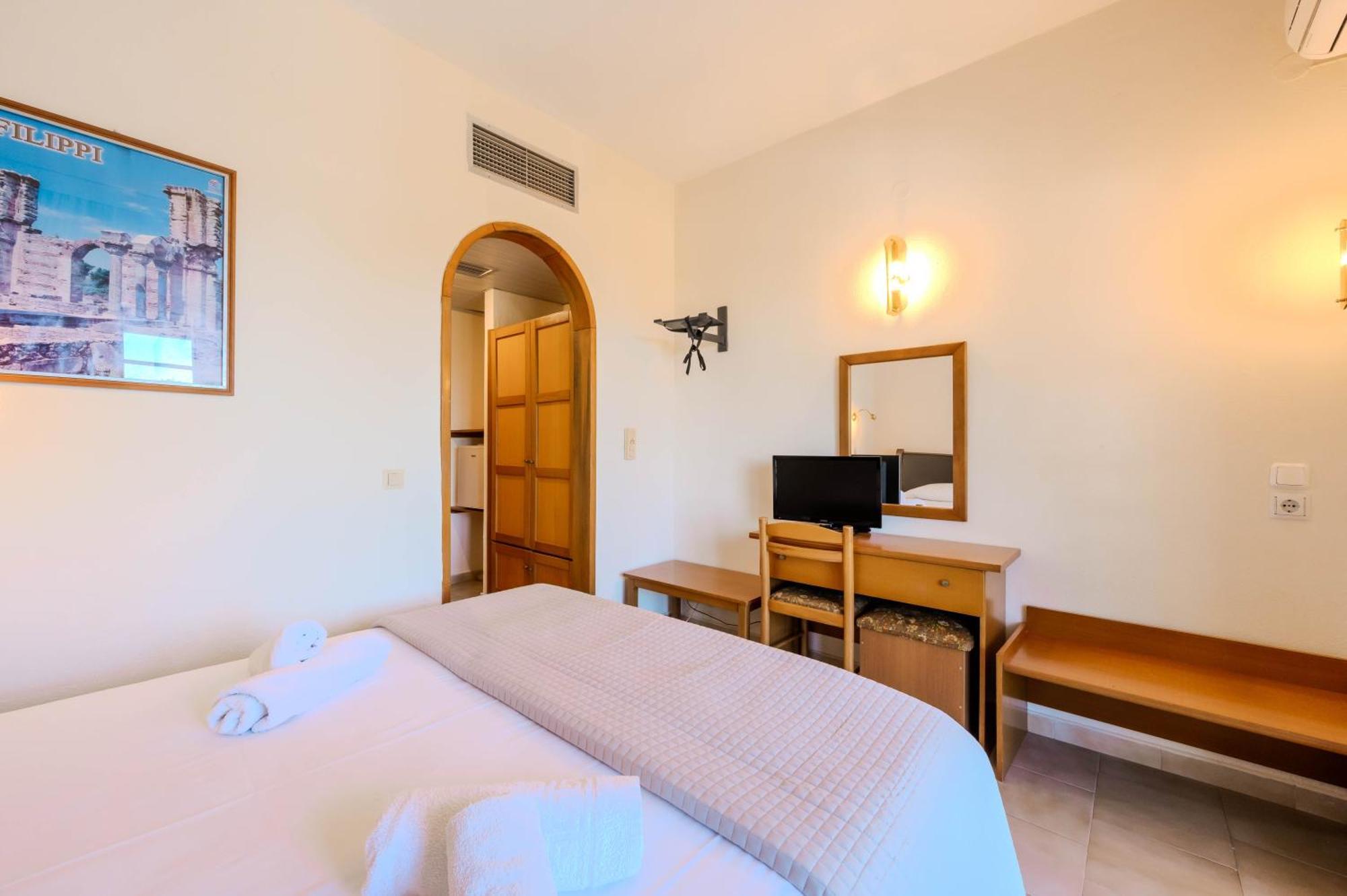 Small Double Room,1674710724:JPEG