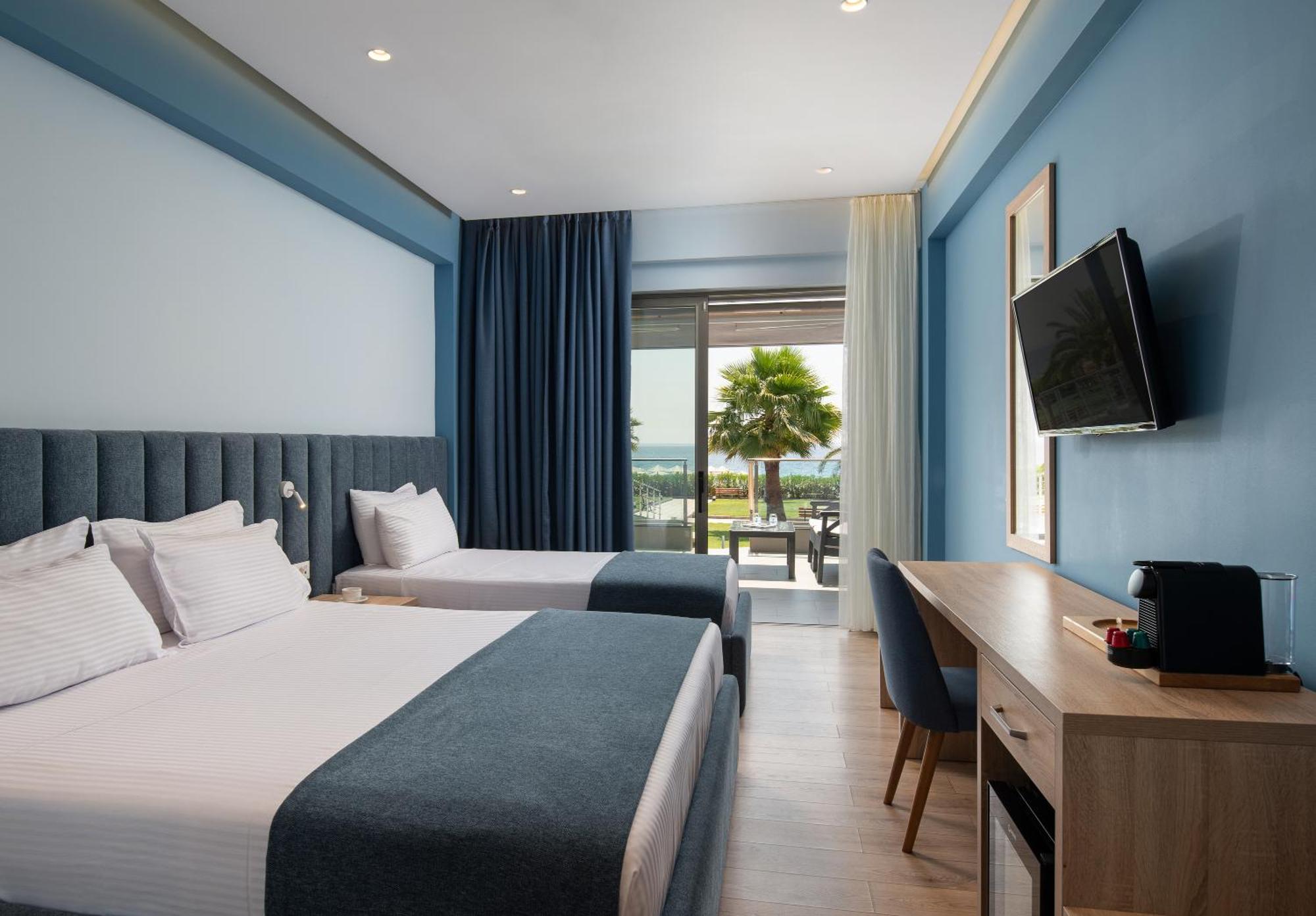 Deluxe Room Sharing Pool