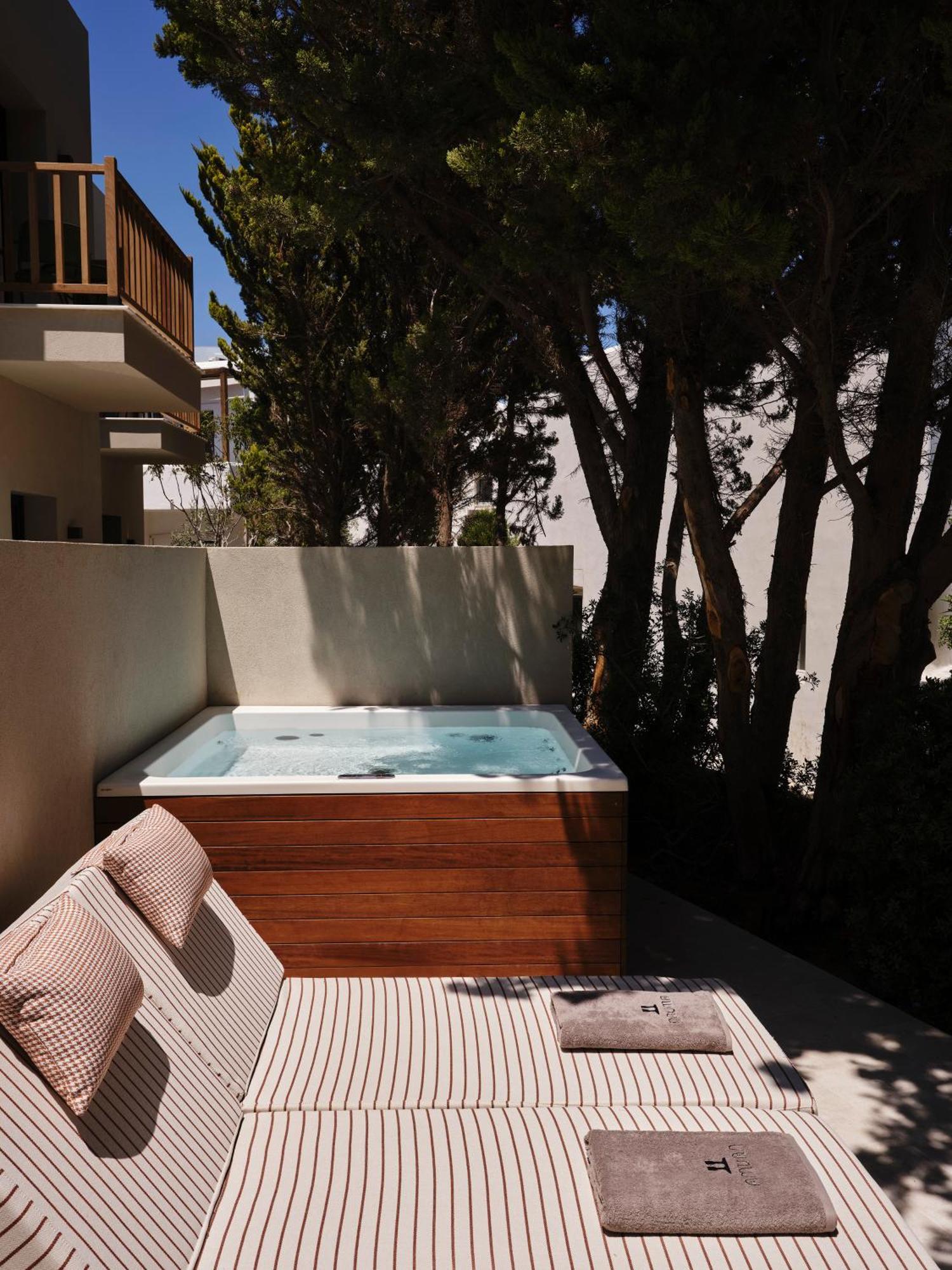 Open Plan Suite Hot Tub