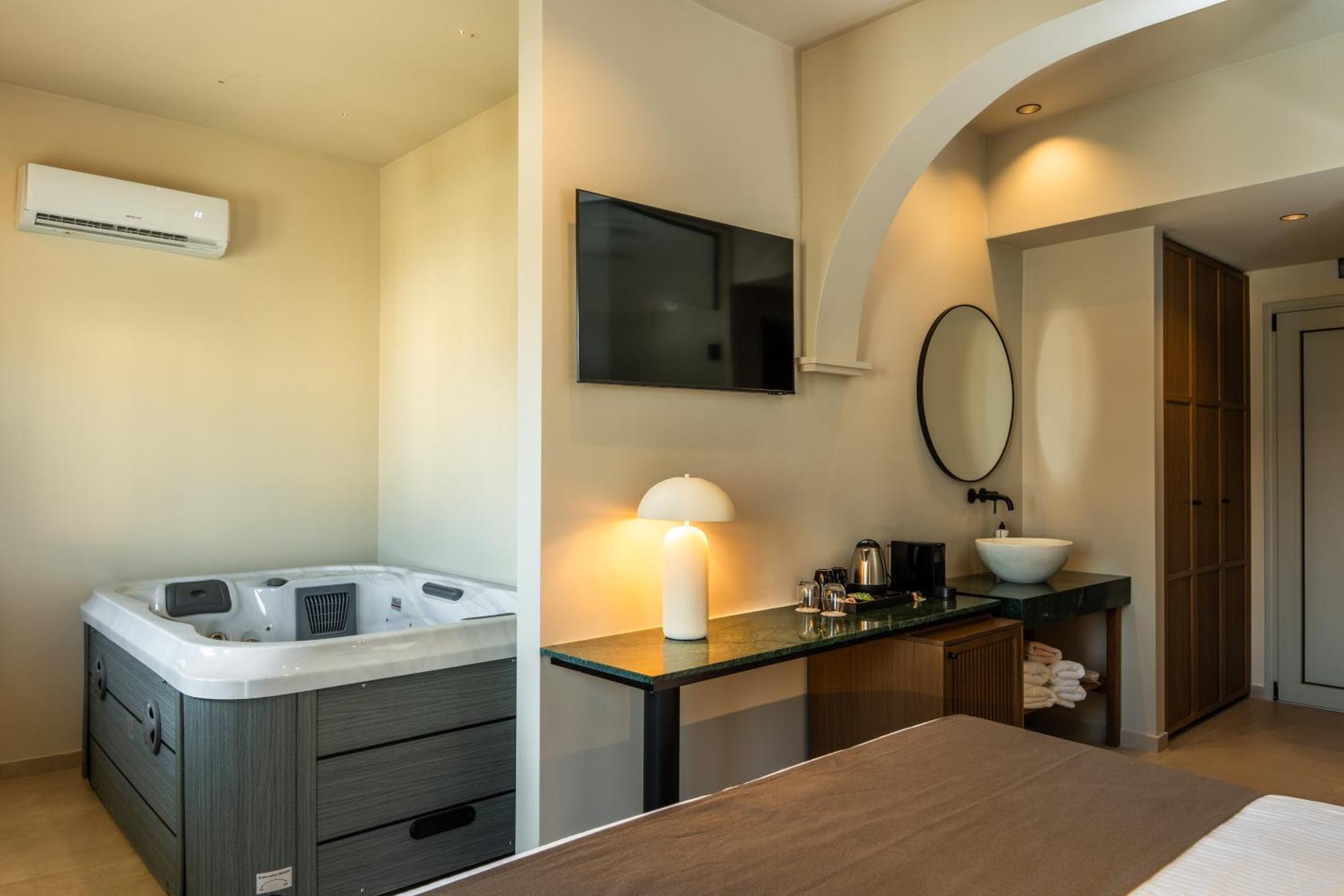 Superior Suite Mountain View & Indoor Hot Tub