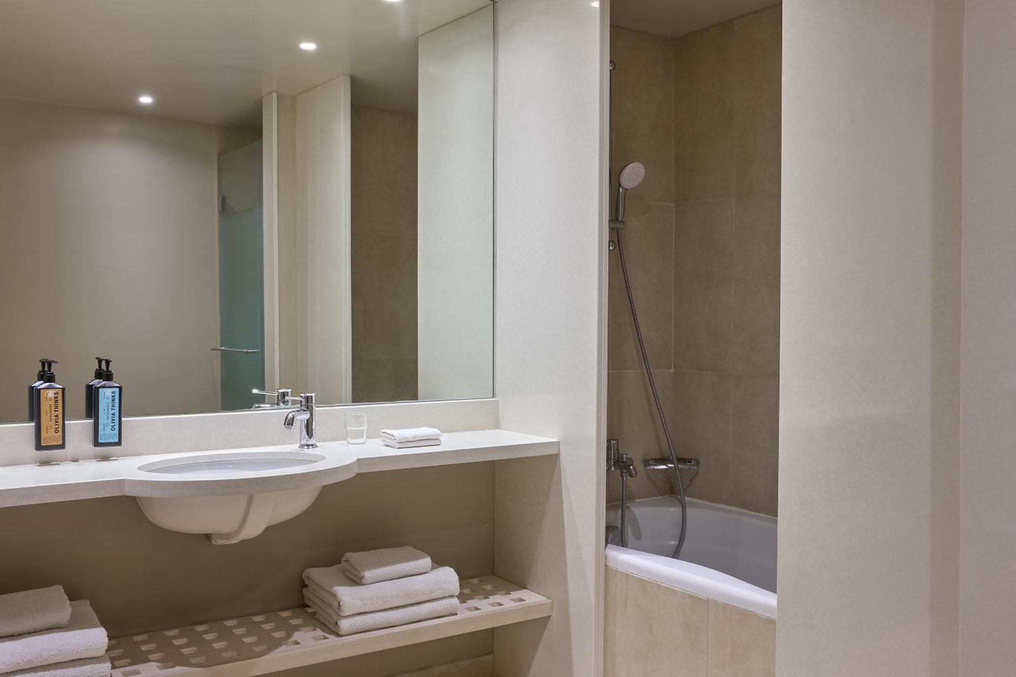 One Bedroom Suite Inland View
