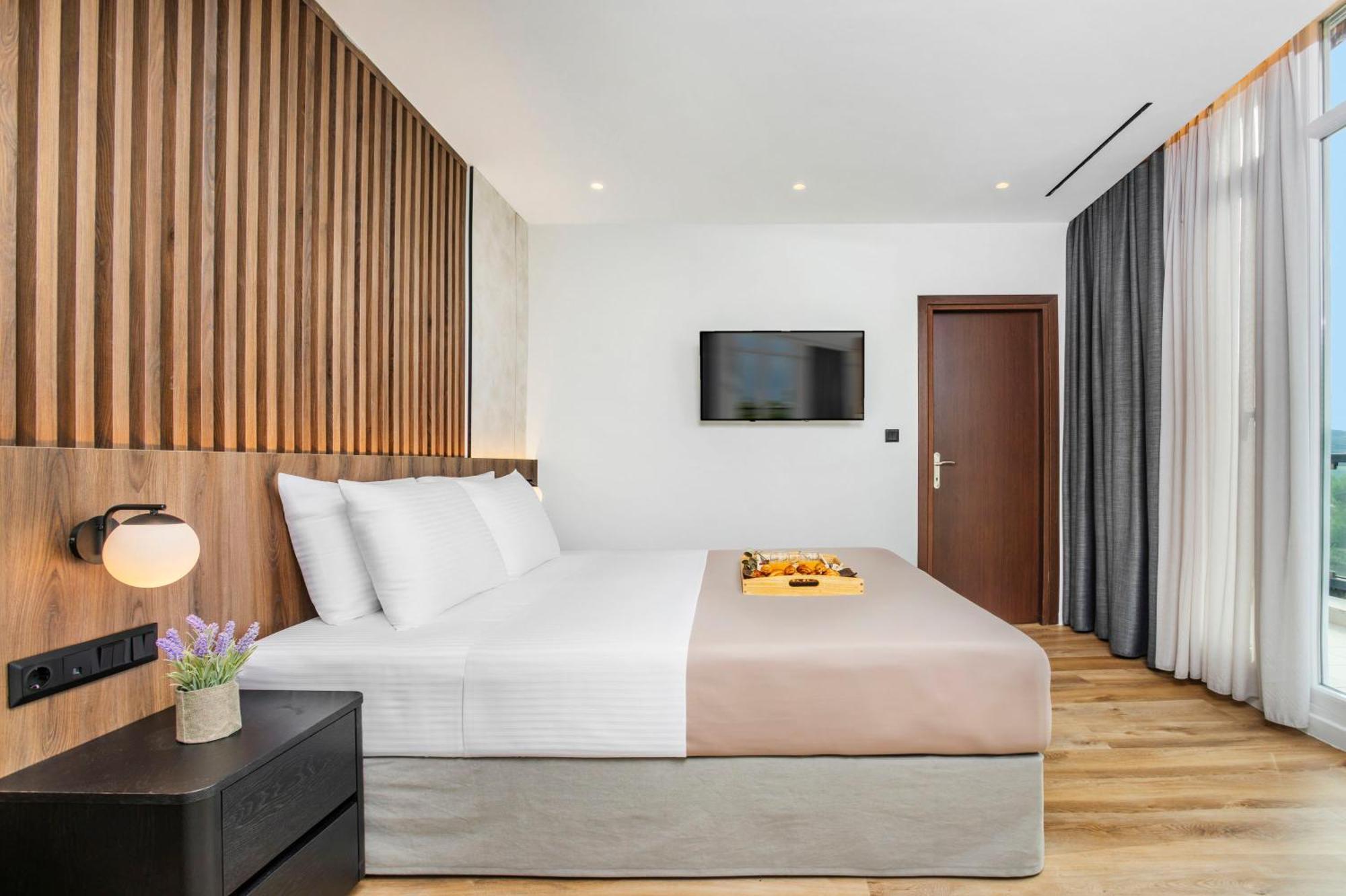 Deluxe King Suite