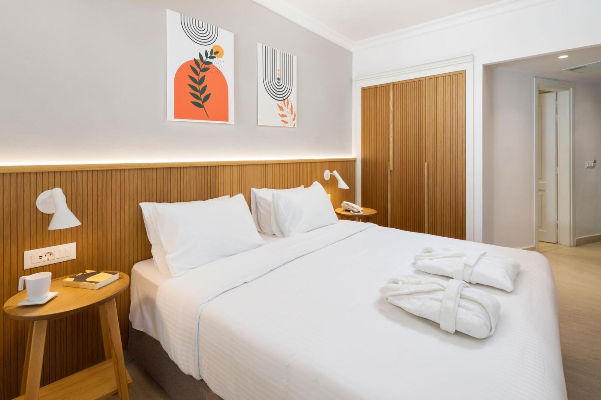 Double or Twin Room Sharing Pool