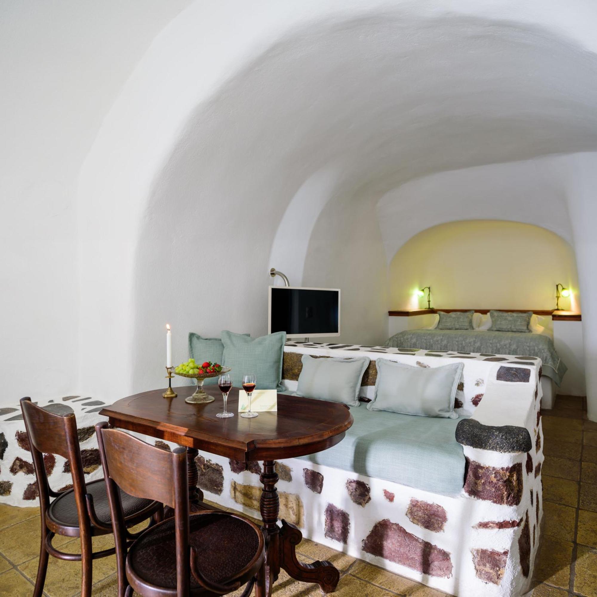 Superior Suite Private Whirlpool & Caldera View