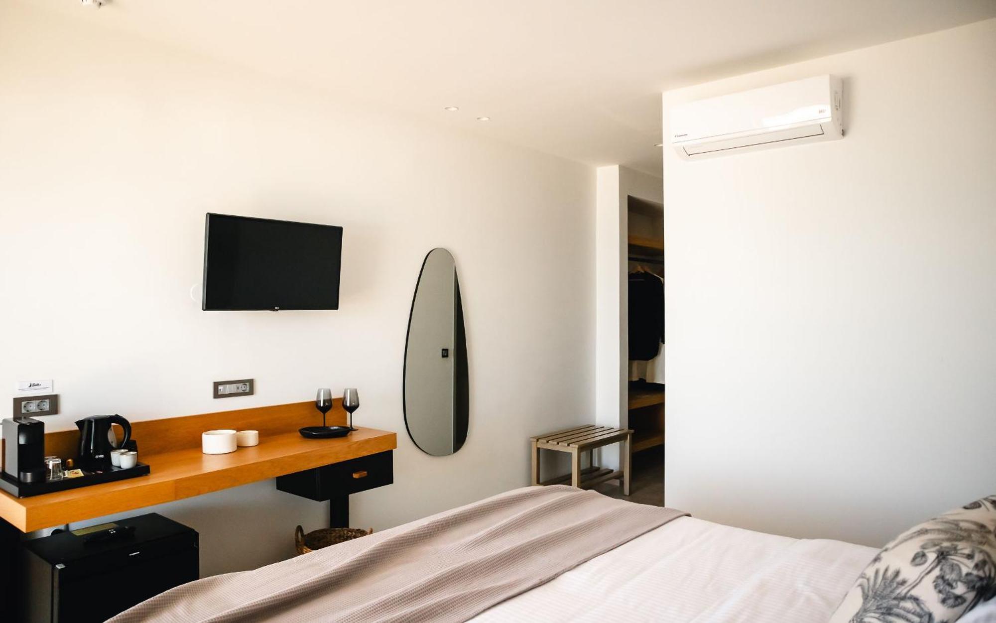 Batis Comfort Room City View
