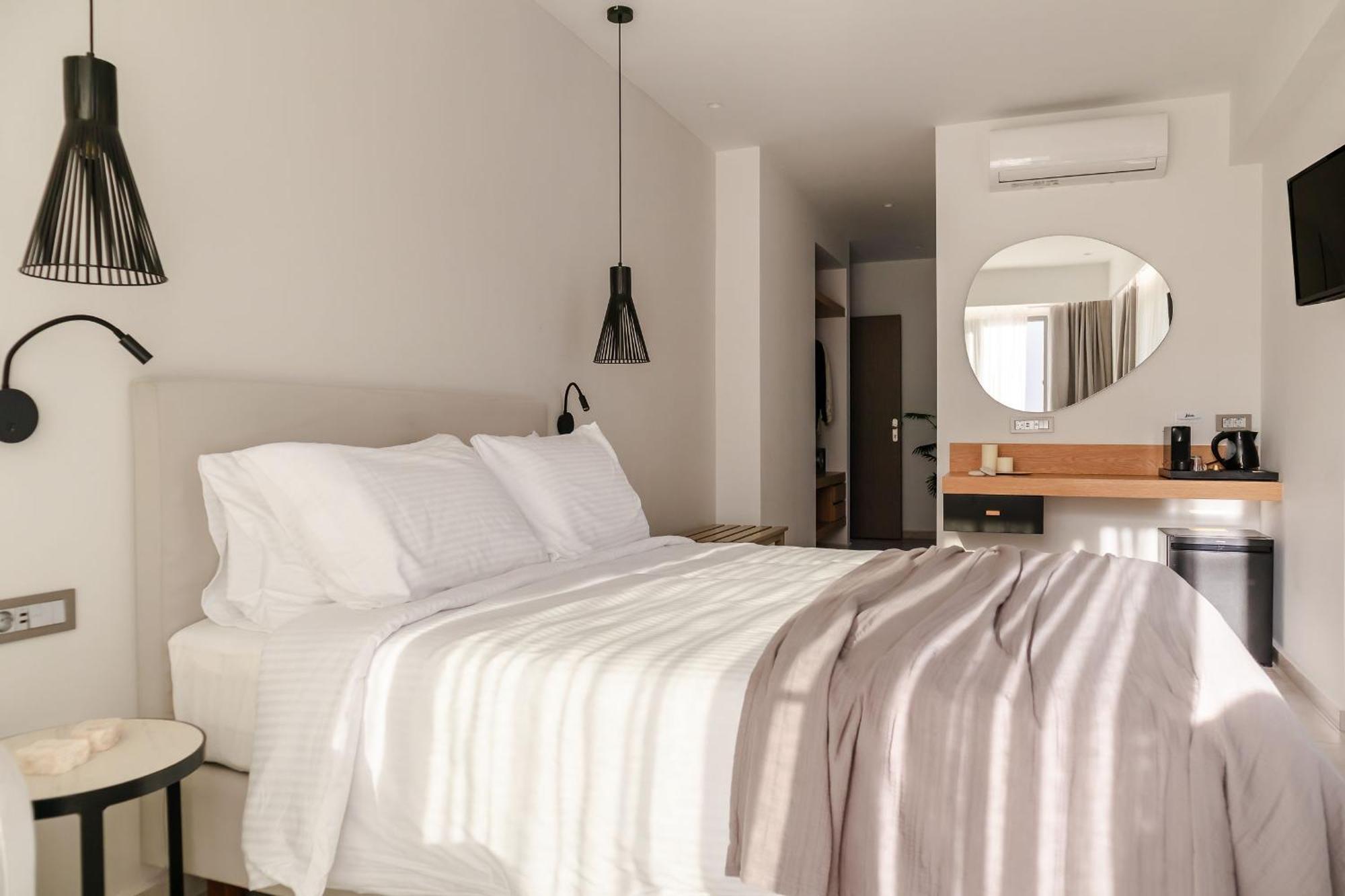 Batis Comfort Room City View