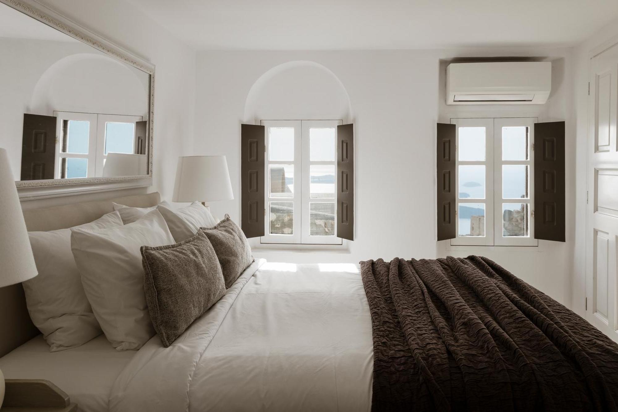 Deluxe Double Room with Side Sea View