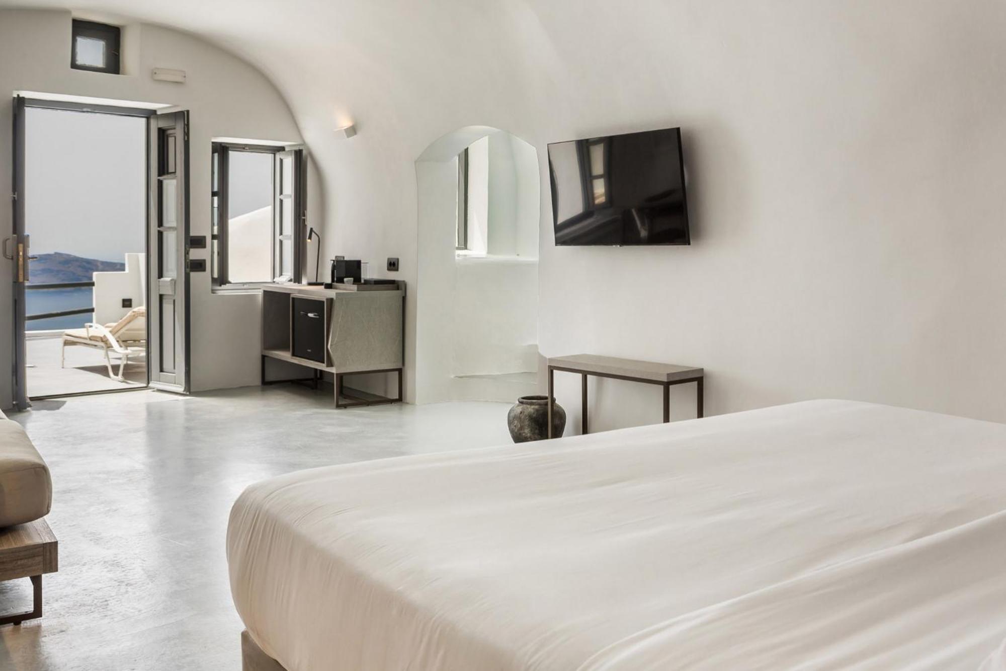 Grand Cave Suite with Indoor Hot Tub, Caldera and Sea View