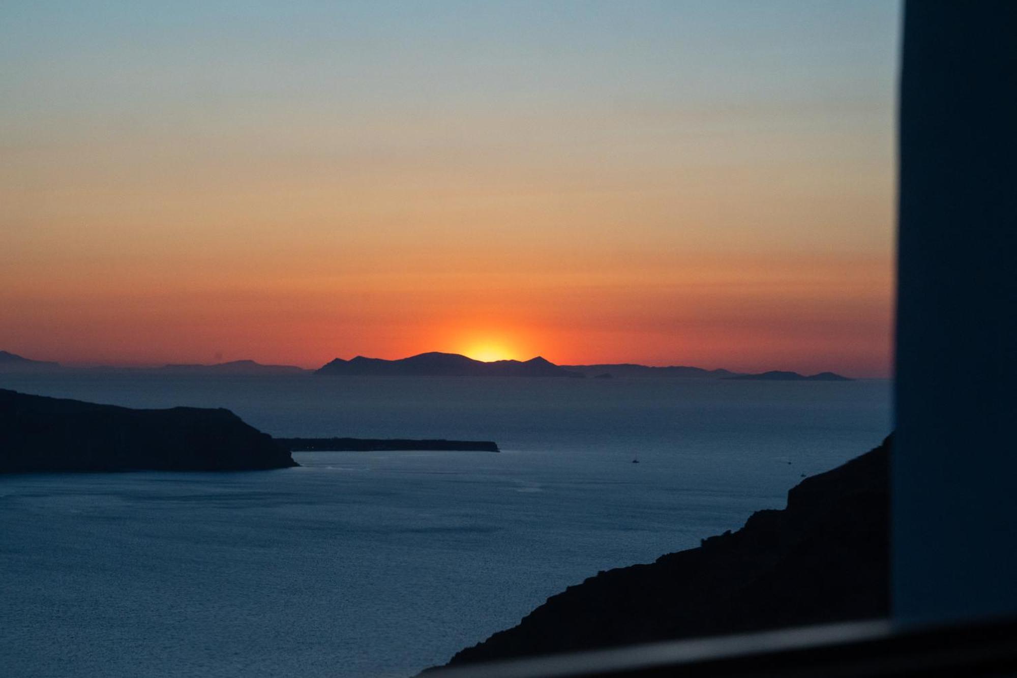 Honeymoon Suite with Private Outdoor Hot Tub, Caldera and Sea View