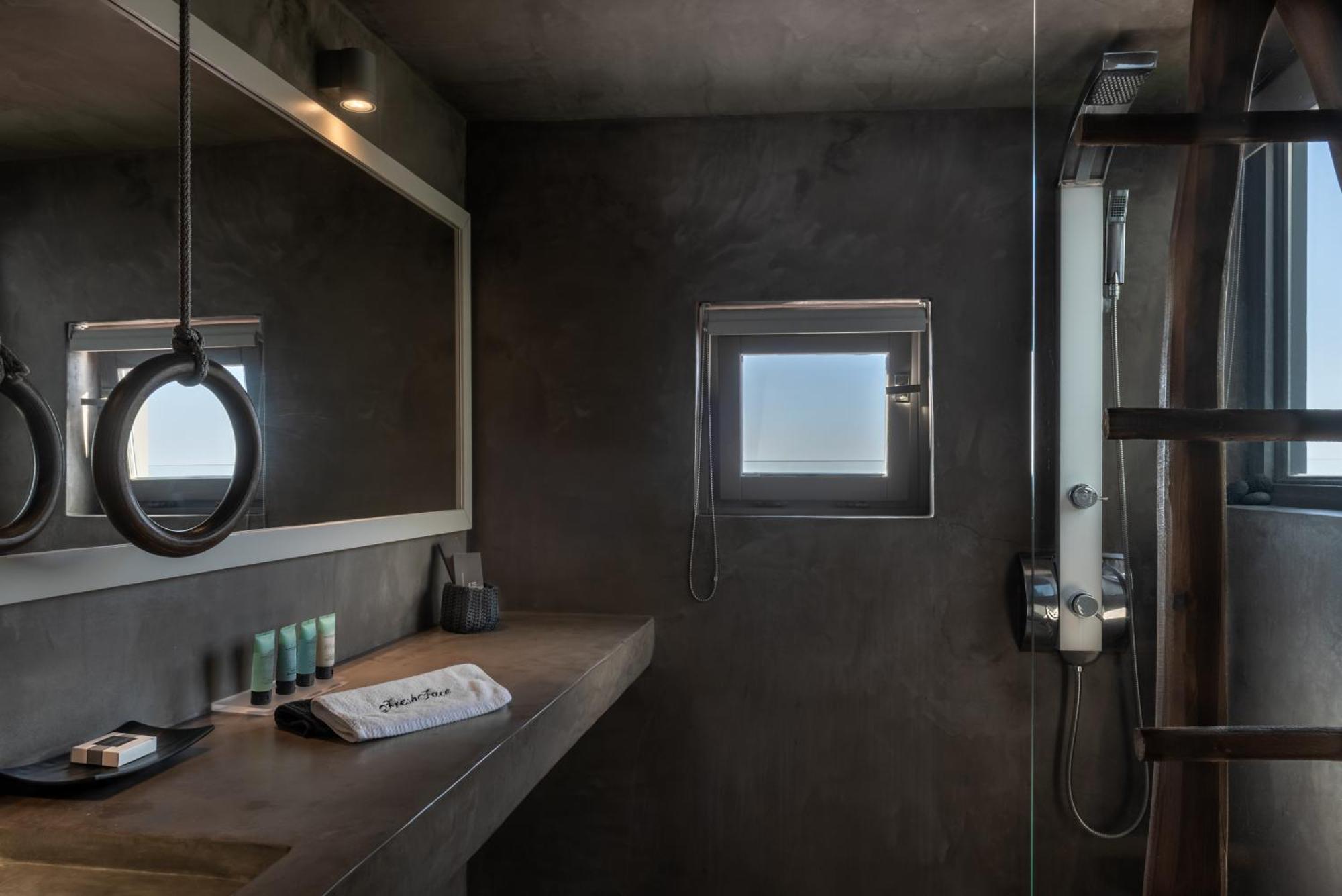 Executive Suite Indoor or Outdoor Hot Tub Caldera View