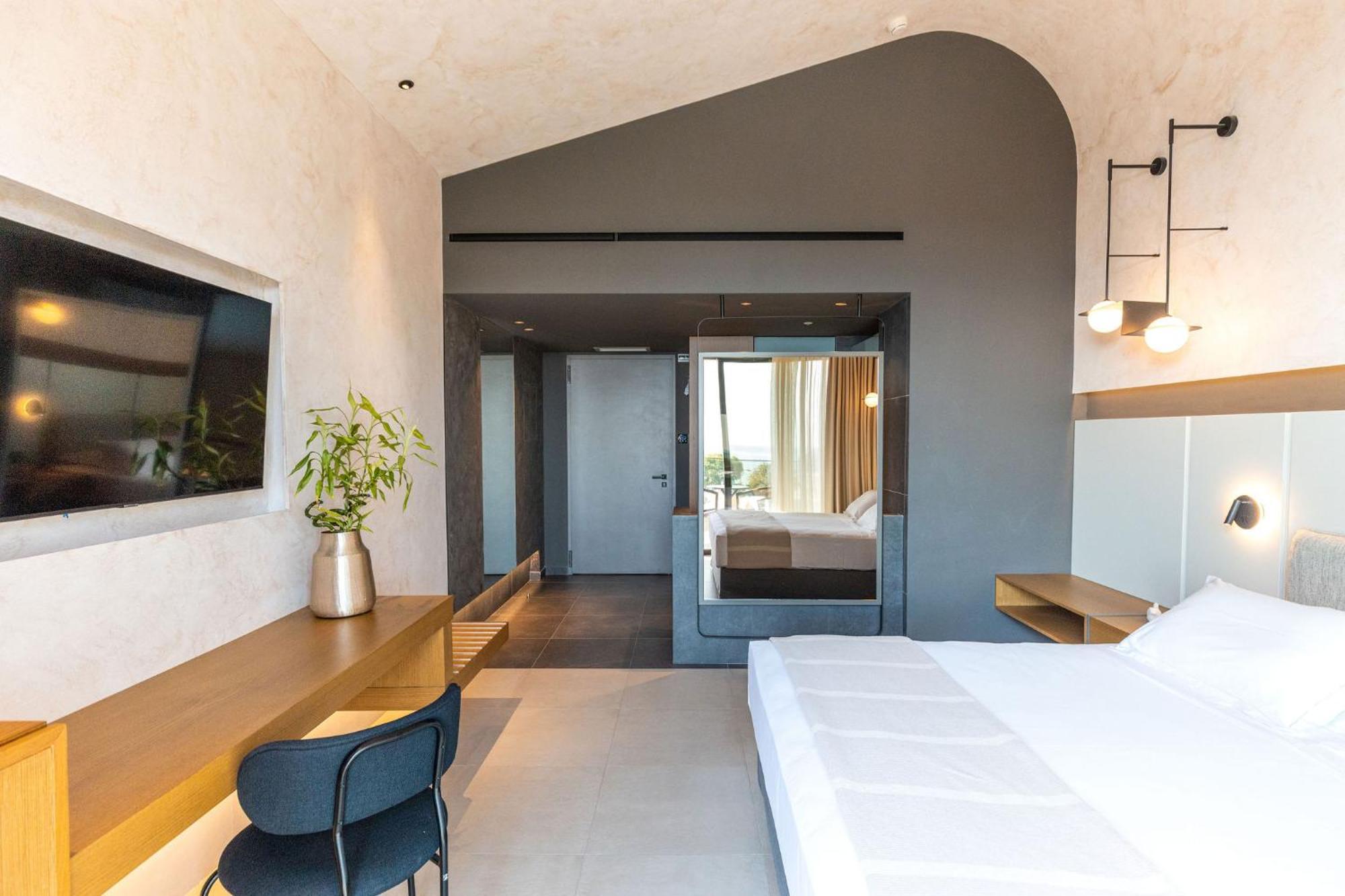 Deluxe Double Room Side Sea View