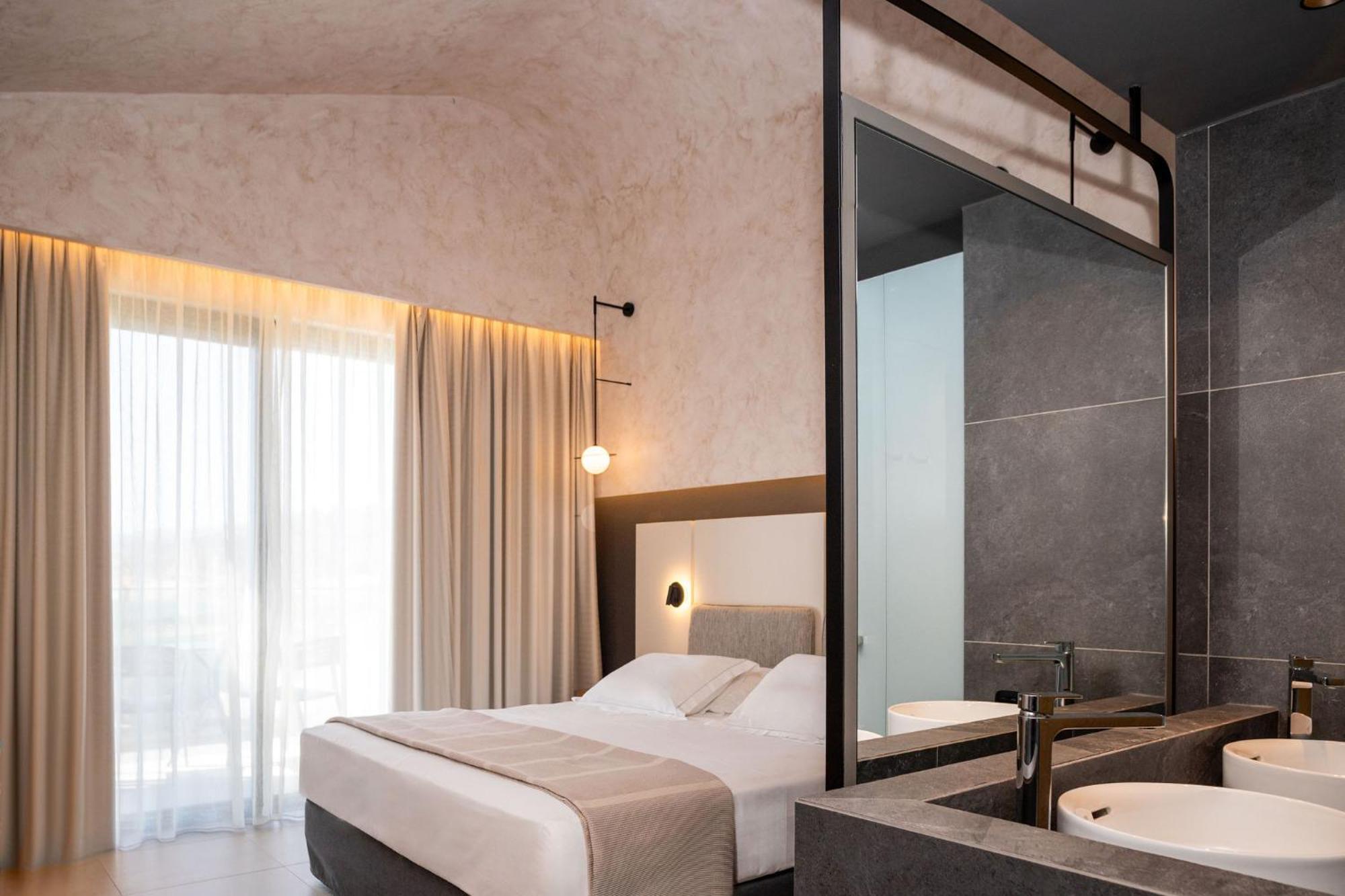 Deluxe Double Room Side Sea View