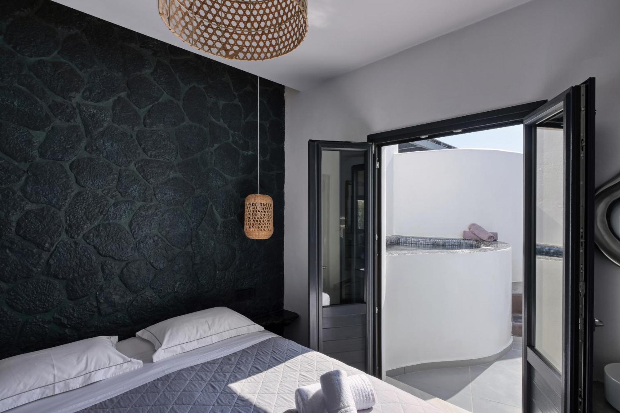 Elegant Suite with outdoor heated private Jacuzzi