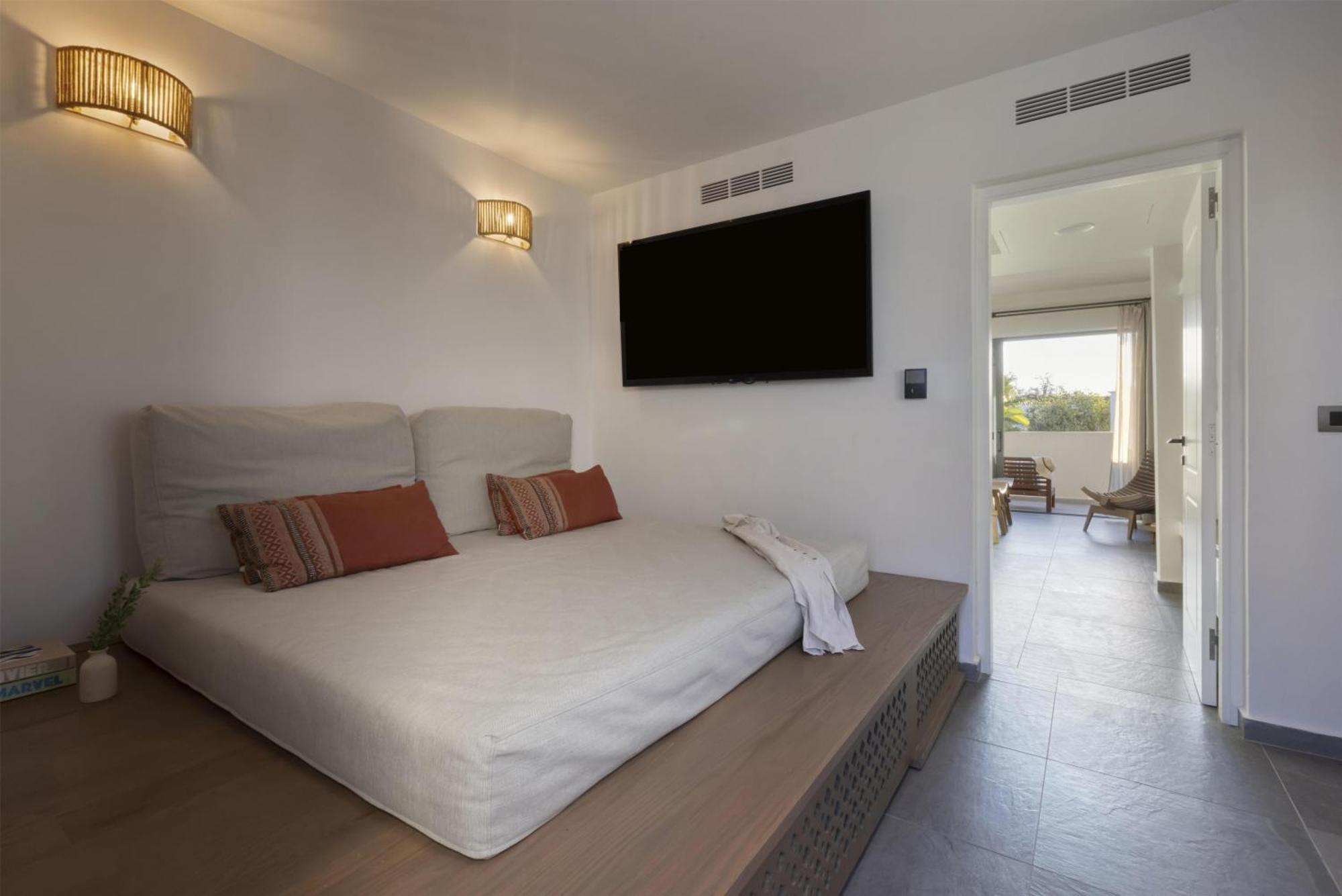 King Tropical Zen Bungalow Suite