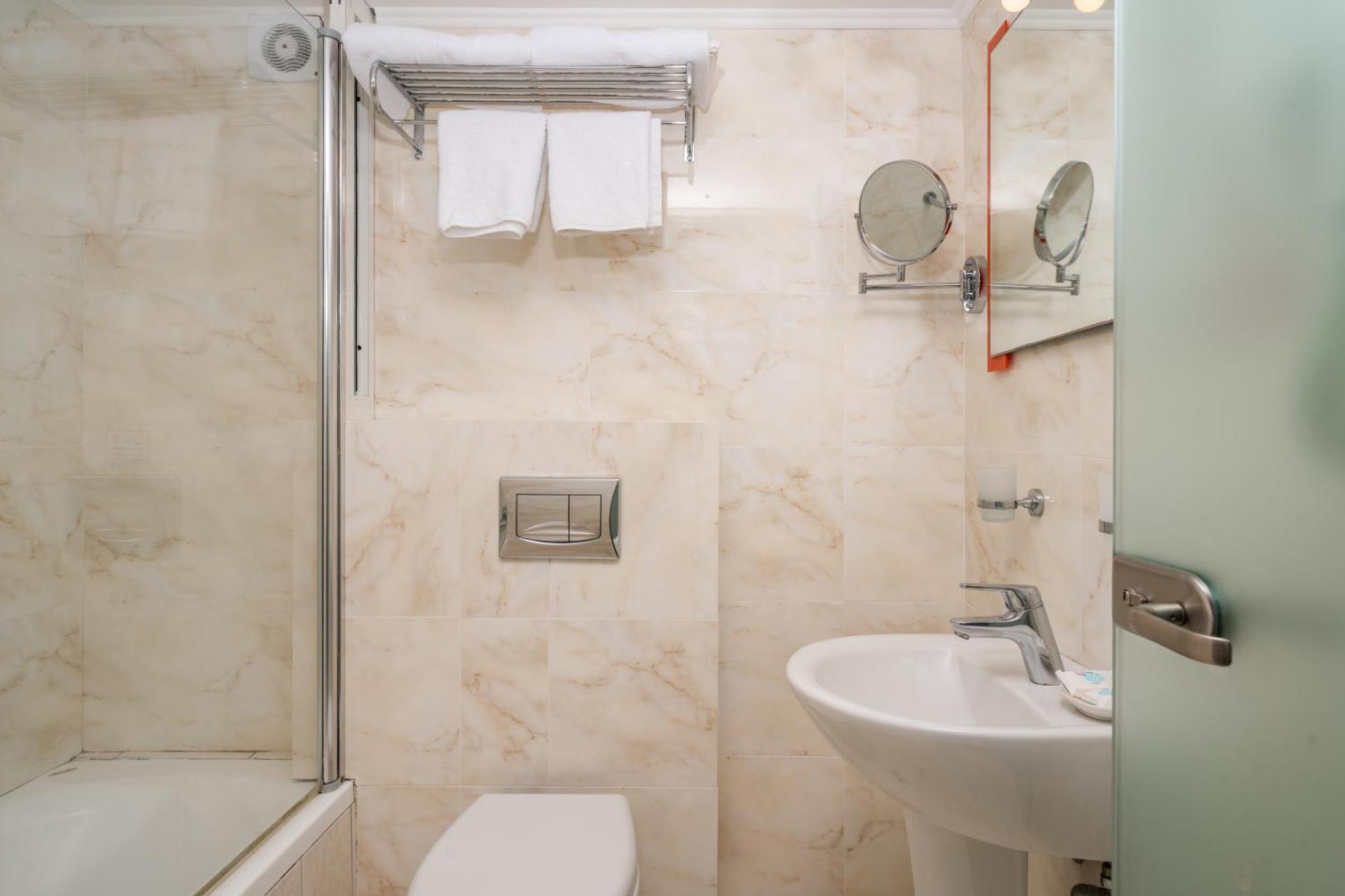 Standard Double or Twin Pool View 2 Pax